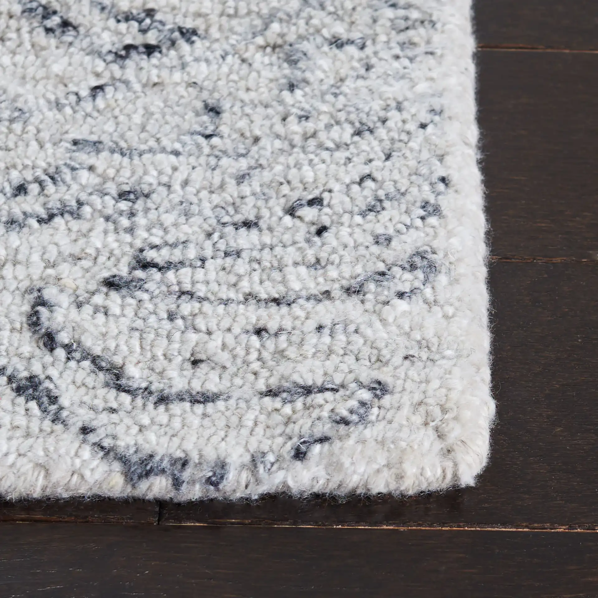 Abstract Transitional Medallion Hand-Tufted Rug in Ivory / Black in a styled room