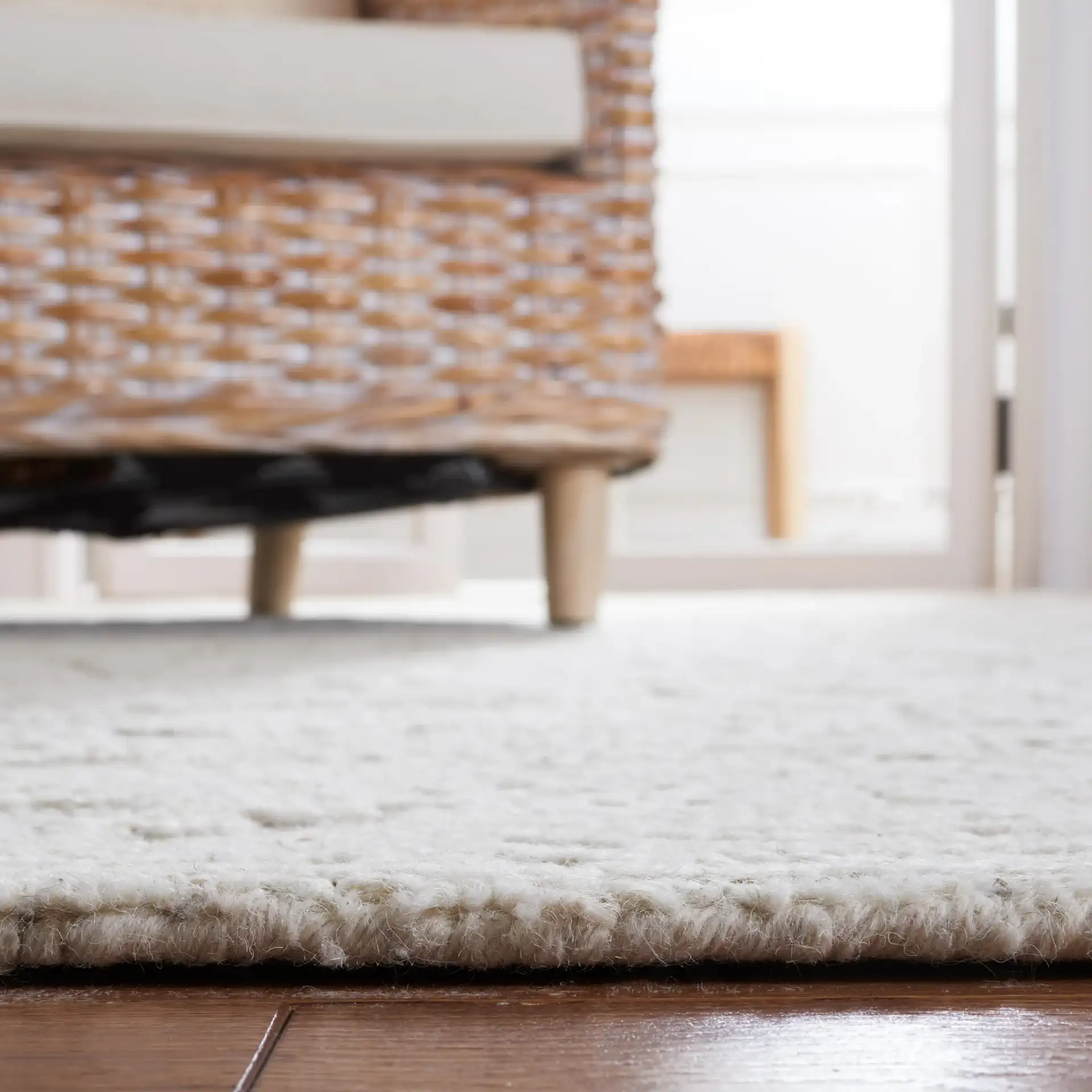Abstract Transitional Damask Hand-Tufted Wool Rug in Ivory / Brown in a styled room