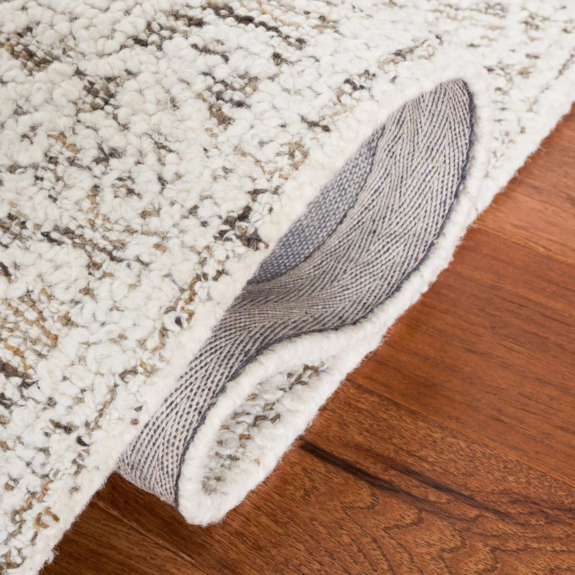 Abstract Transitional Damask Hand-Tufted Wool Rug in Ivory / Brown in a styled room