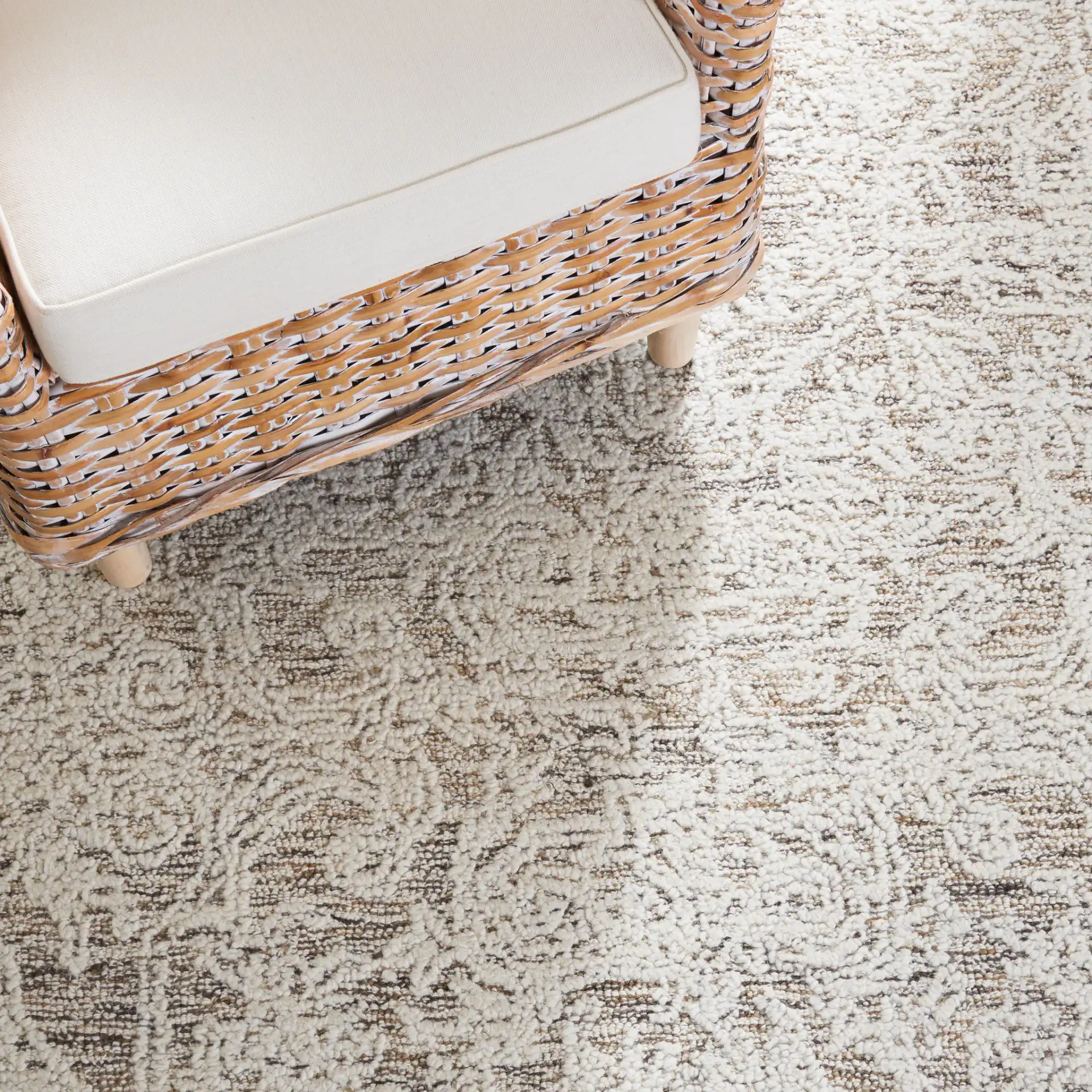 Abstract Transitional Damask Hand-Tufted Wool Rug in Ivory / Brown in a styled room