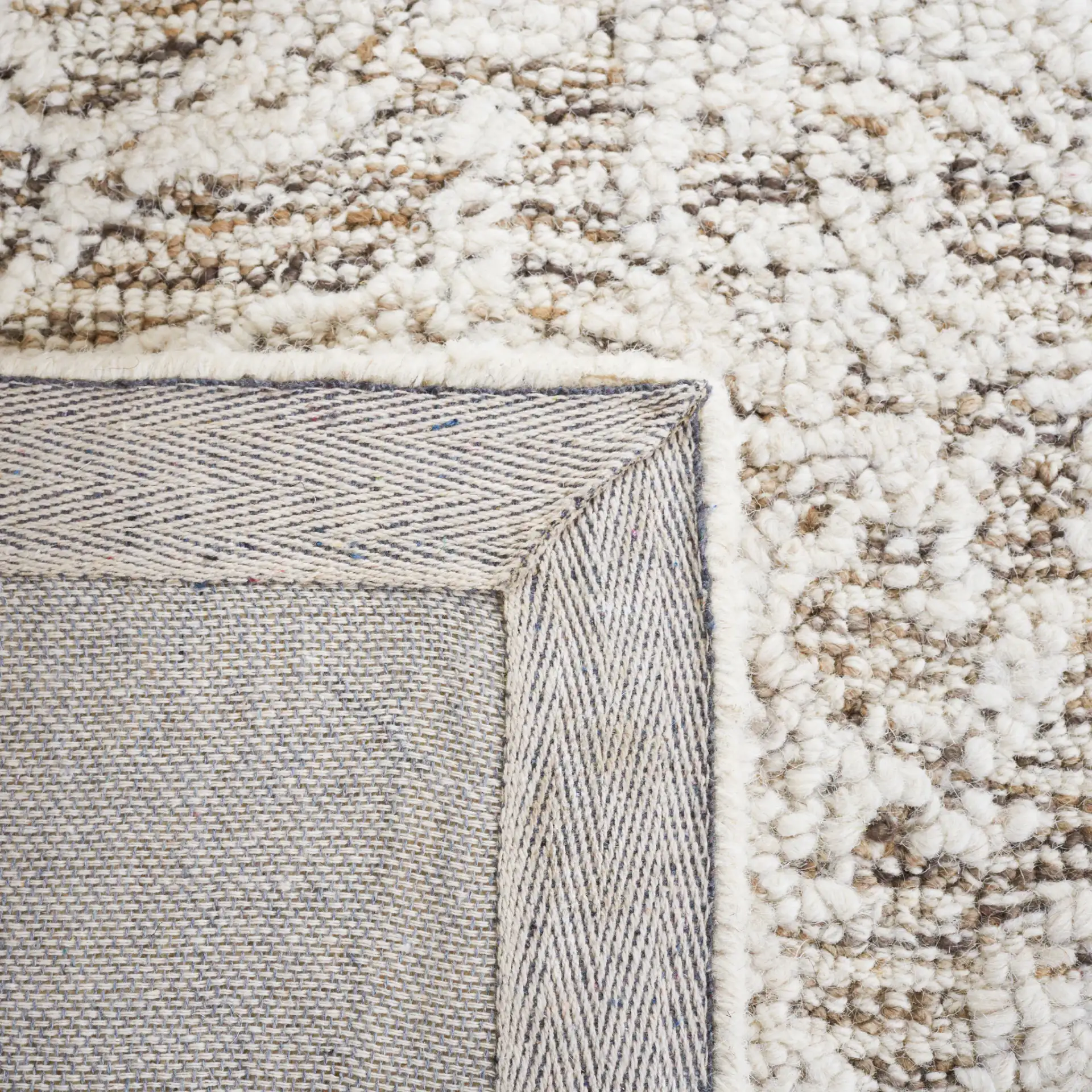 Abstract Transitional Damask Hand-Tufted Wool Rug in Ivory / Brown in a styled room