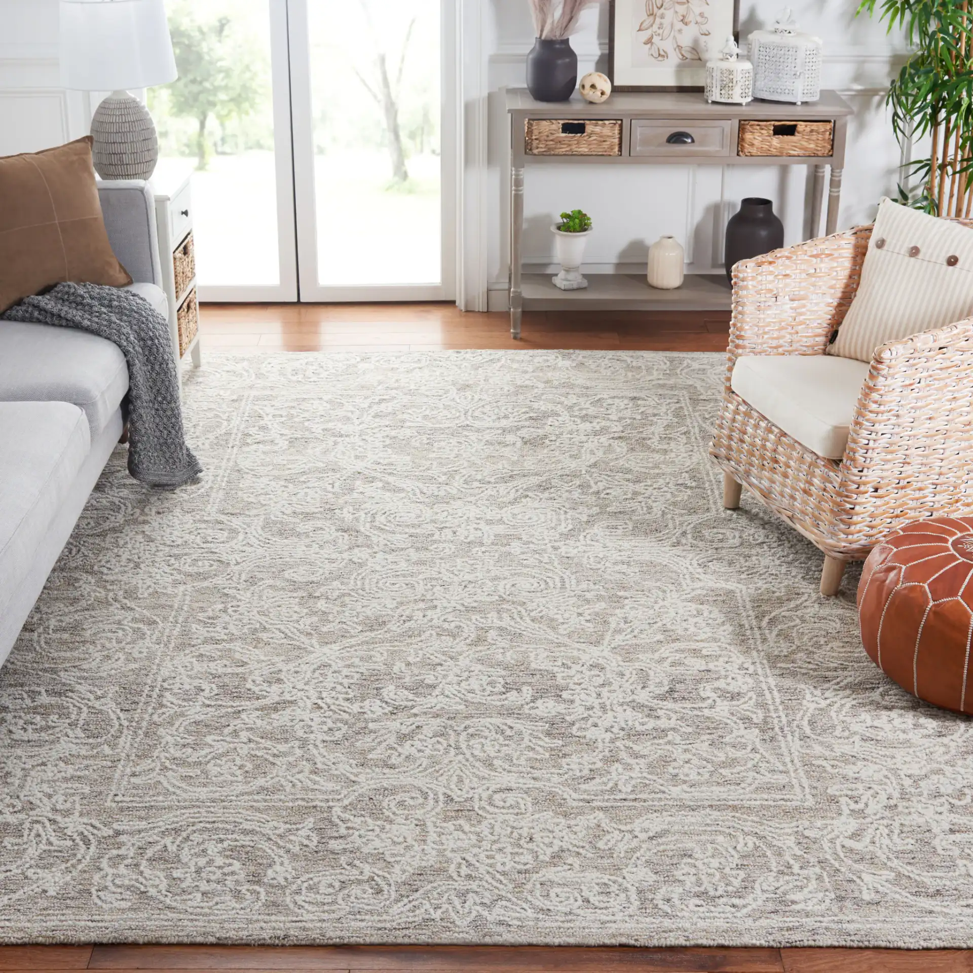 Abstract Transitional Damask Hand-Tufted Wool Rug in Ivory / Brown in a styled room