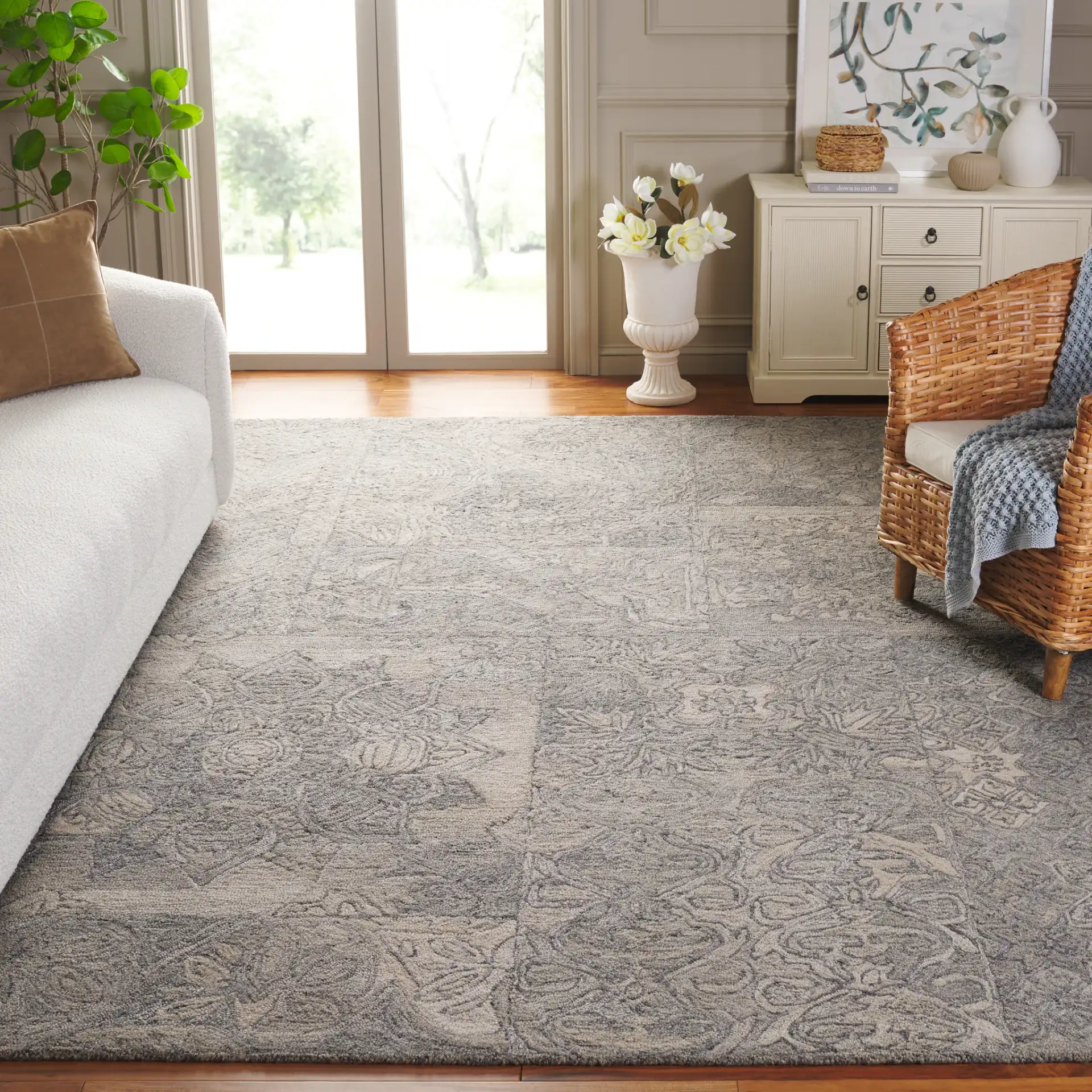 Abstract Transitional Distressed Hand-Tufted Rug in Beige / Gray