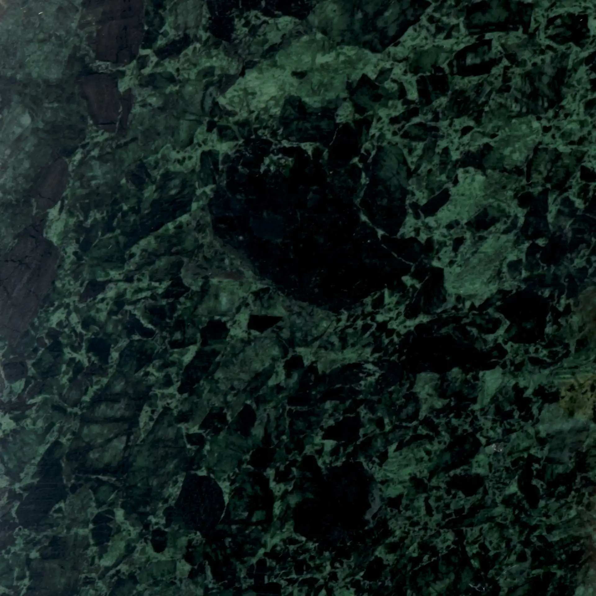 Karik Round Side Table in Dark Green / Black, detail view