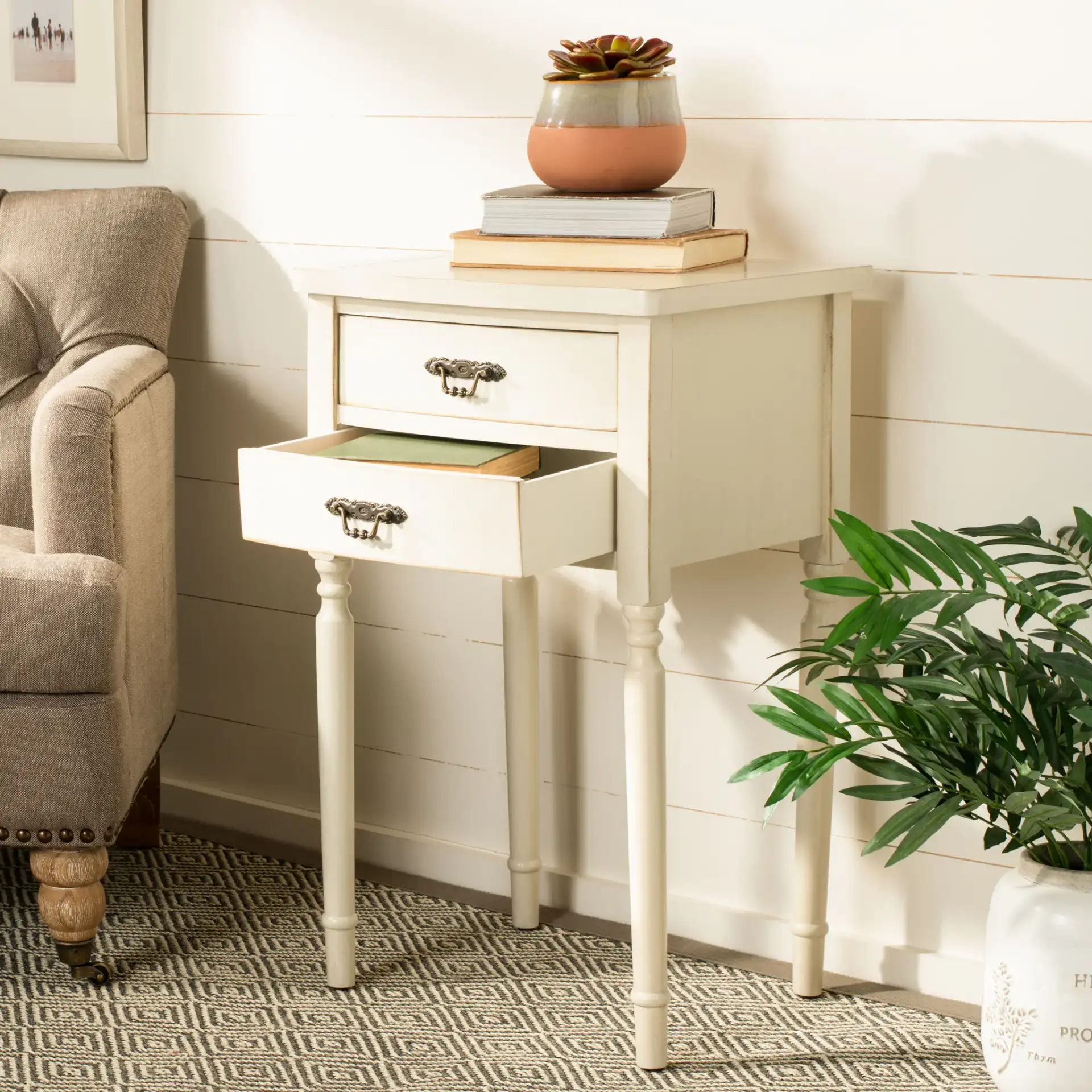 Marilyn End Table in Teal, detail view