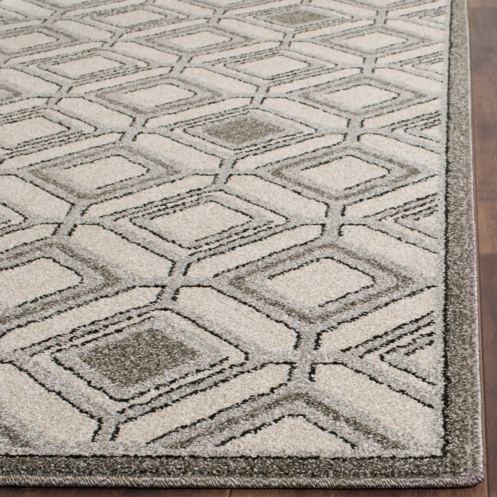 Amherst Interlocking Diamond Rug in Ivory / Light Gray