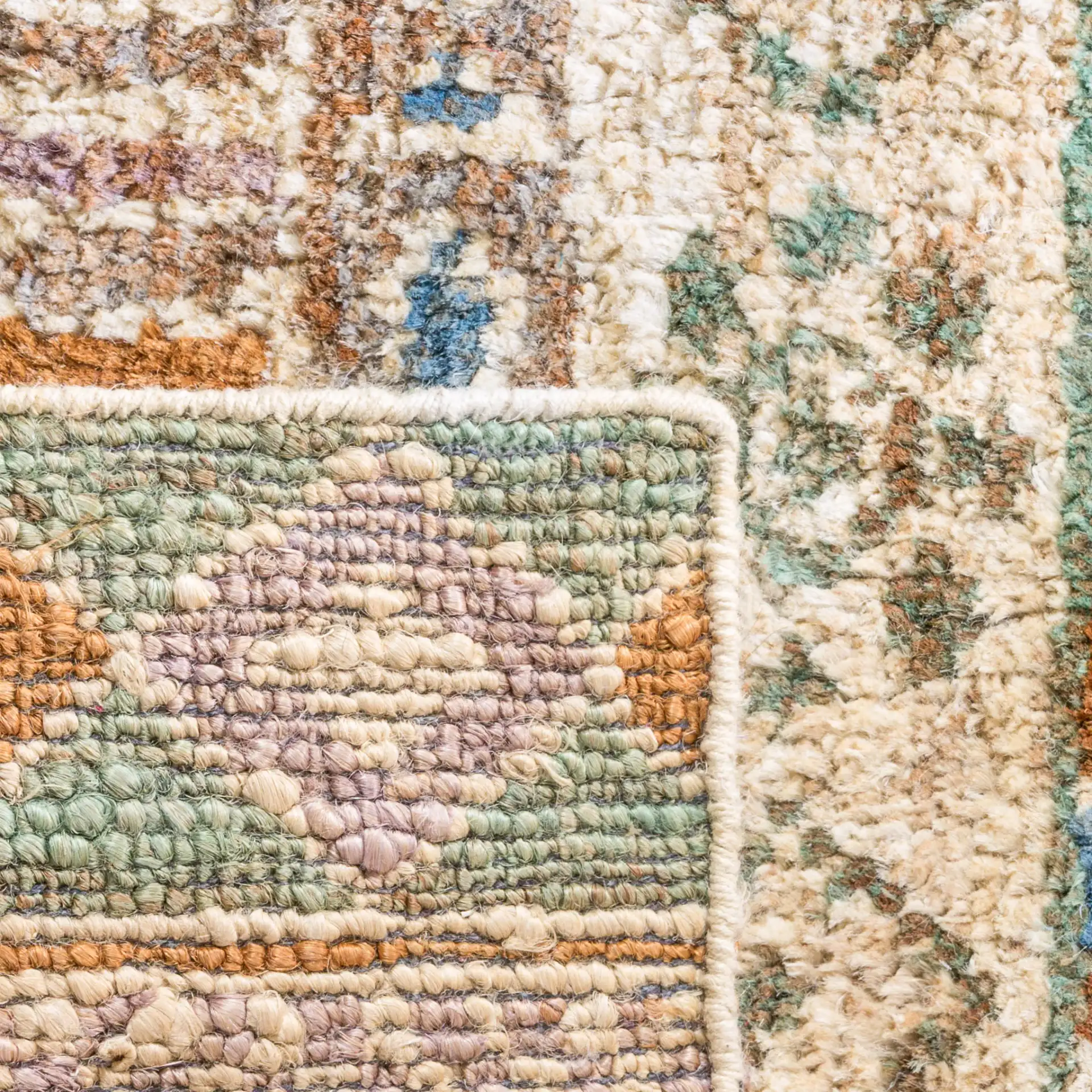 Bohemian Banded Floral Hand-Knotted Jute Rug in Bleach / Gold in a styled room