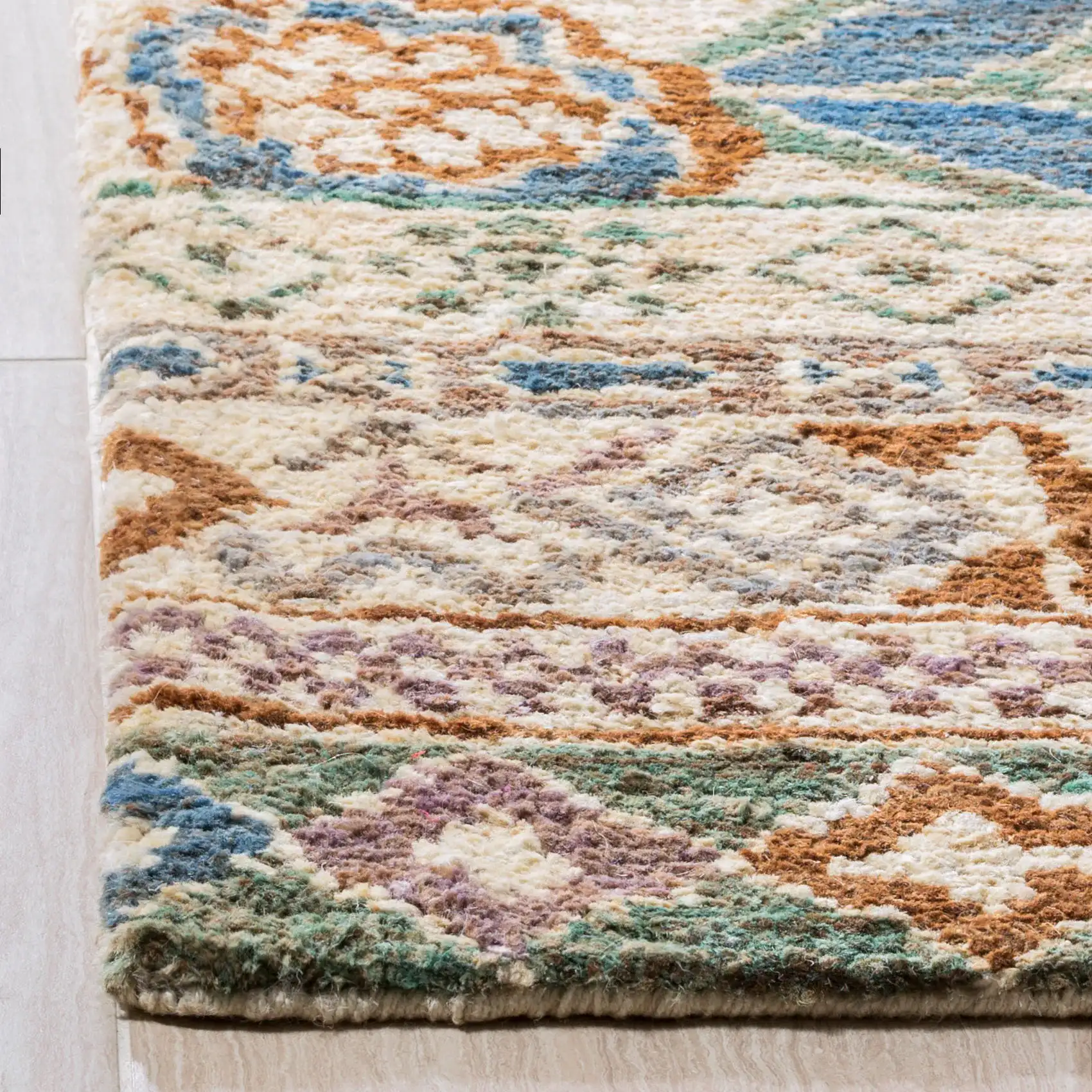Bohemian Banded Floral Hand-Knotted Jute Rug in Bleach / Gold in a styled room