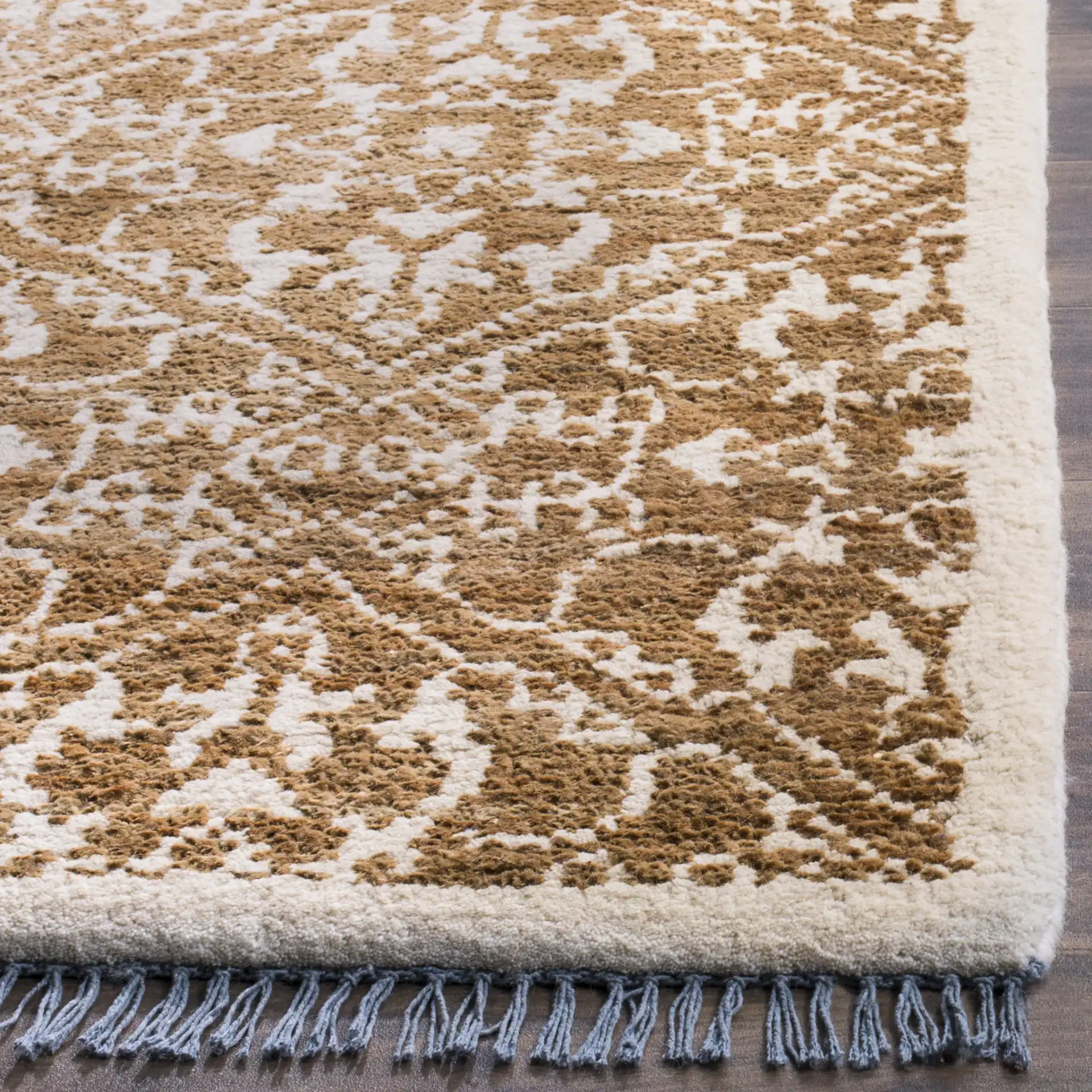 Bohemian Damask Hand-Woven Jute Rug in Brown / Beige in a styled room