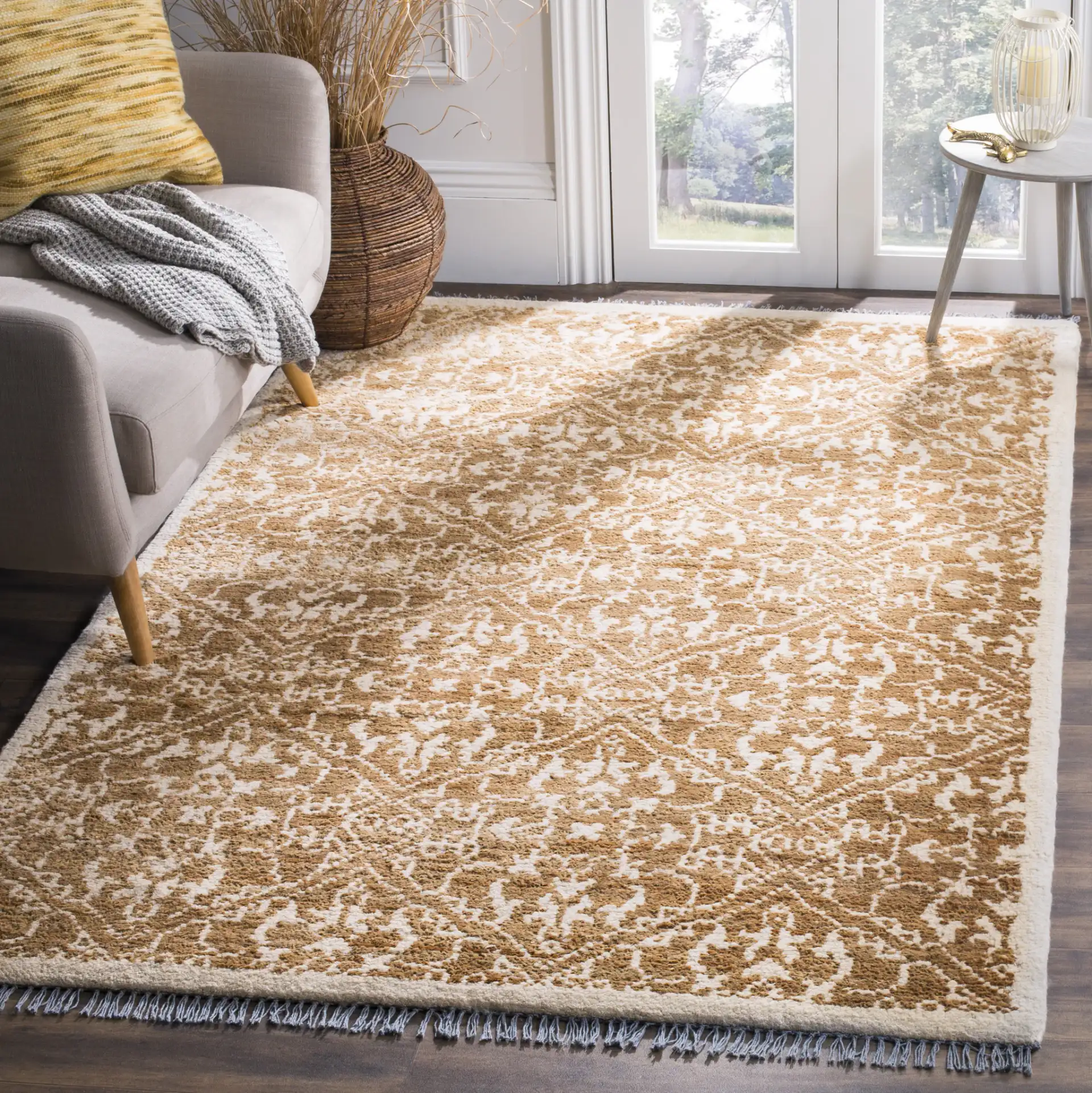 Bohemian Damask Hand-Woven Jute Rug in Brown / Beige in a styled room