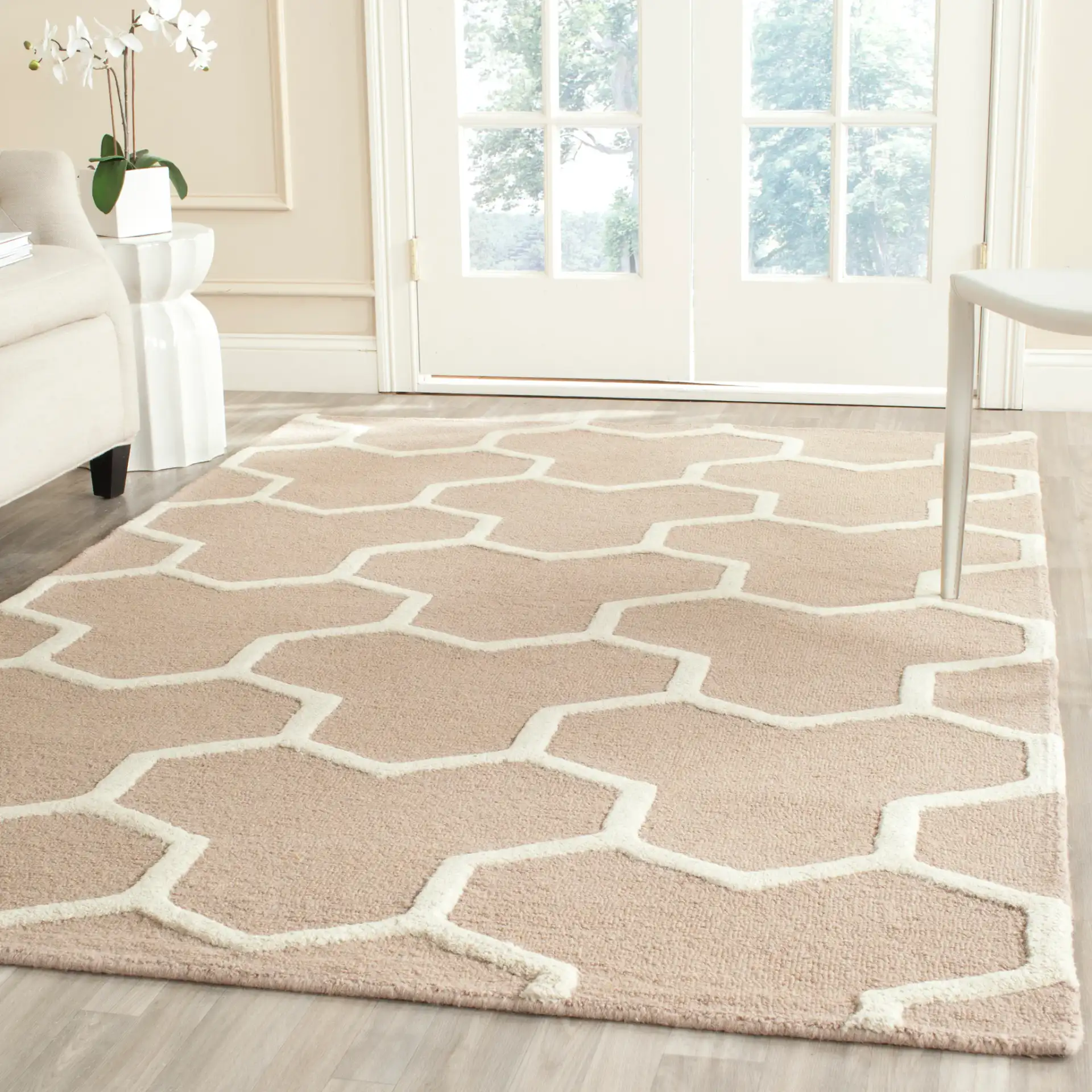 Cambridge Interlocking Geometric Hand-Tufted Wool Rug in Beige / Ivory in a styled room