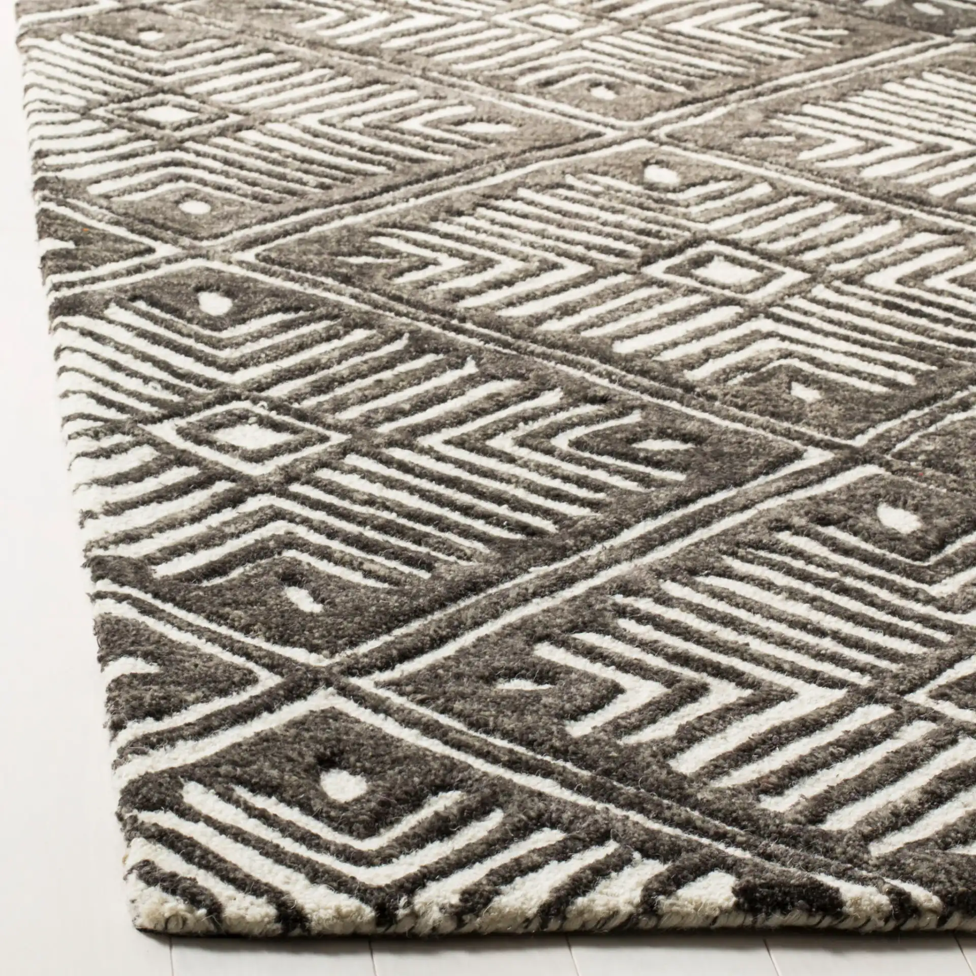 Cambridge Diamond Grid Hand-Tufted Wool Rug in Ivory / Charcoal in a styled room