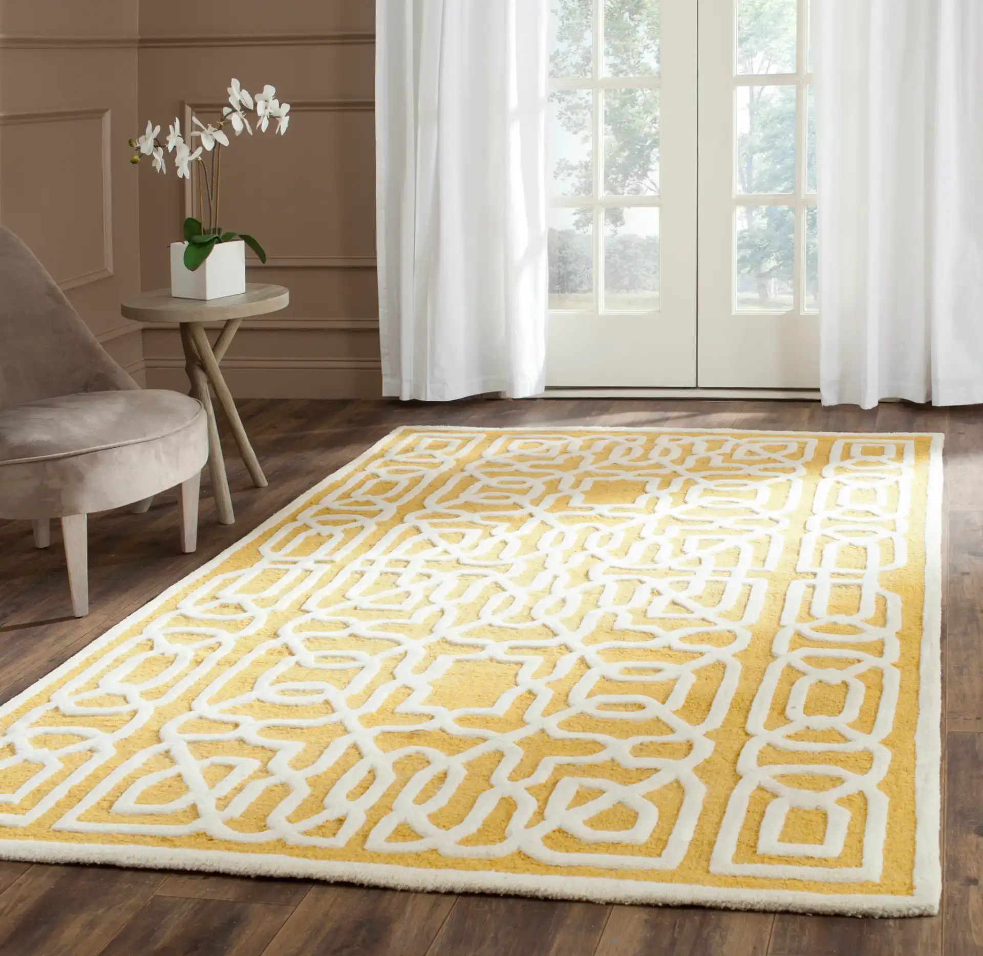 Cambridge Interlocking Fretwork Hand-Tufted Wool Rug in Gold / Ivory in a styled room