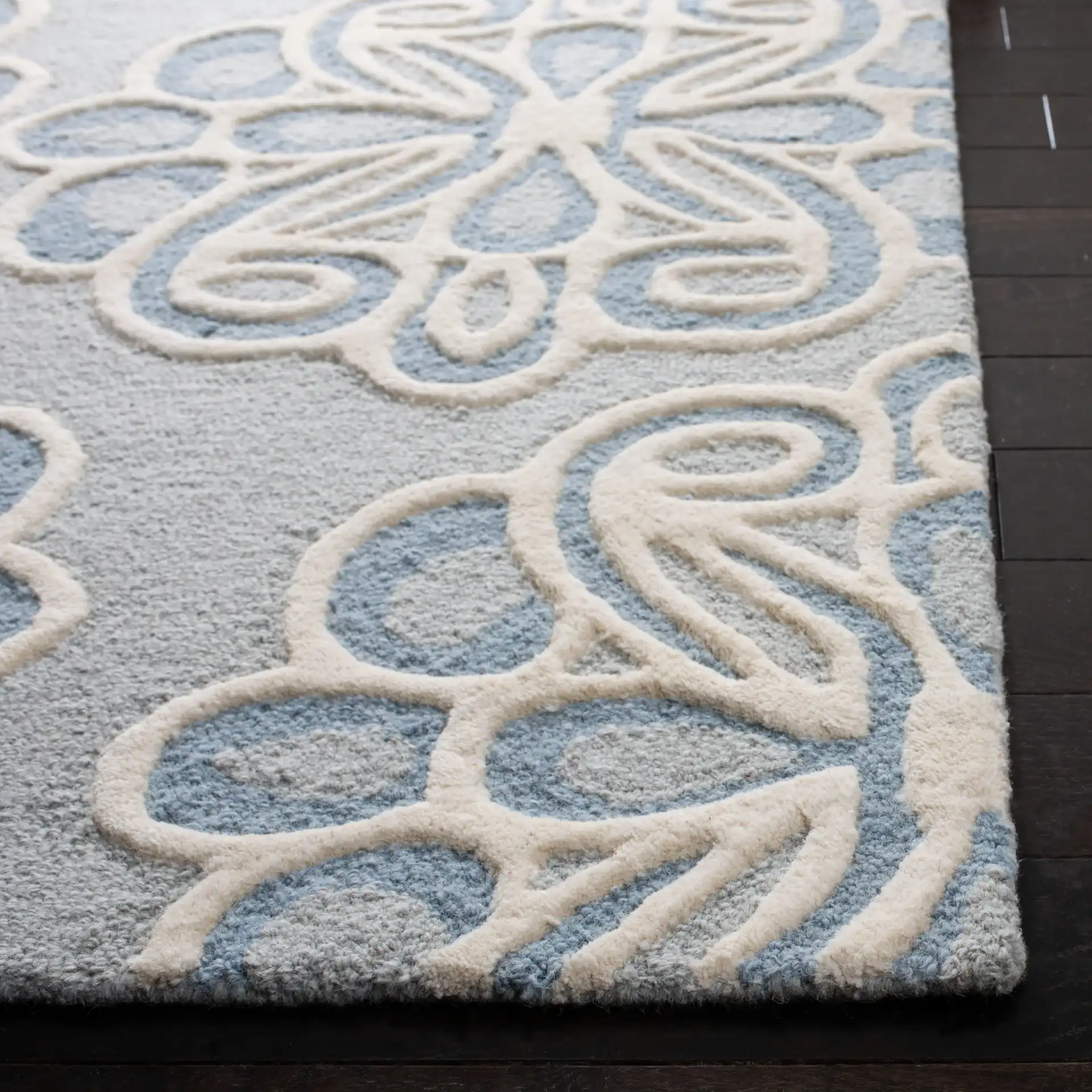 Cambridge Floral Medallion Hand-Tufted Wool Rug in Gray / Blue in a styled room