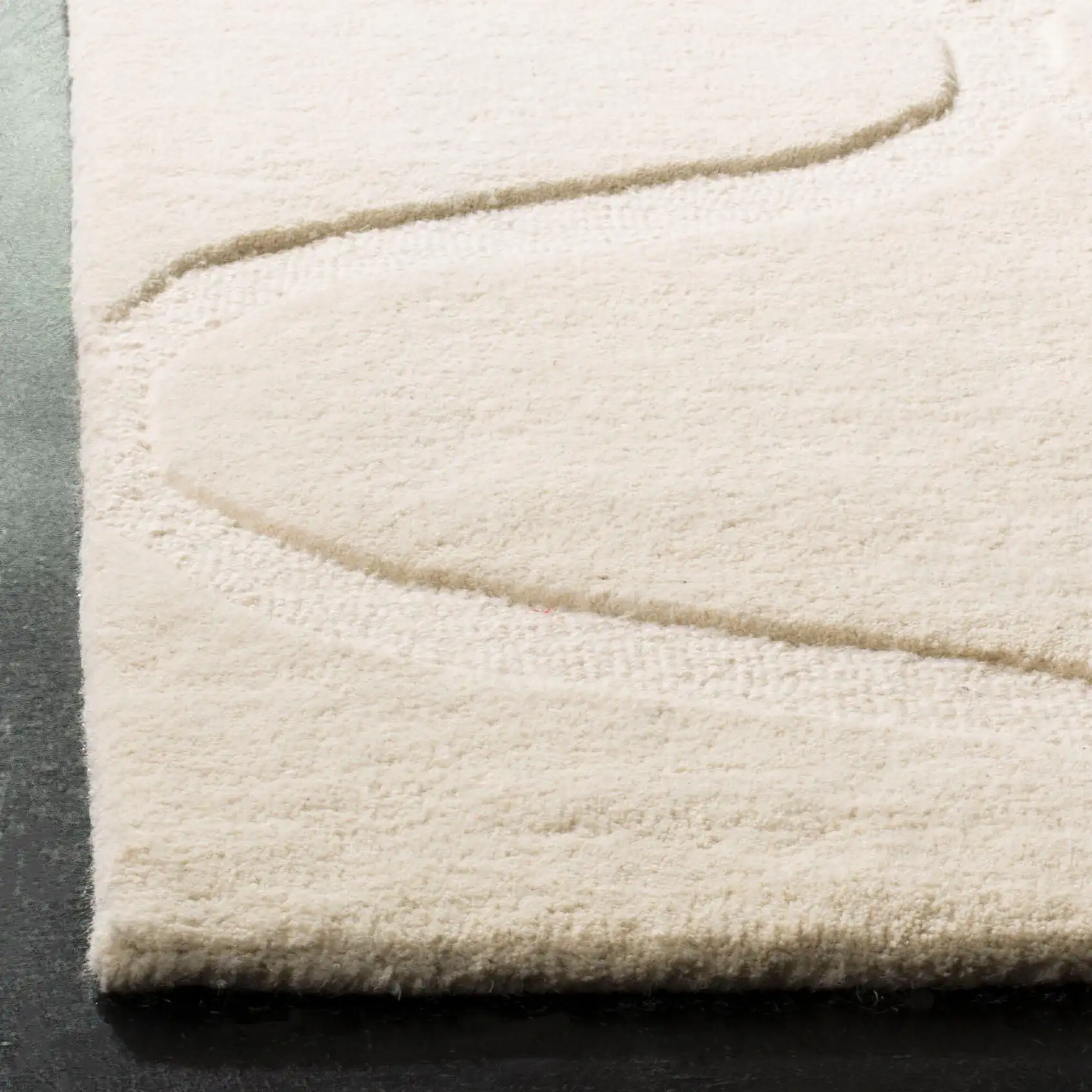 Cambridge Curved Lattice Hand-Tufted Wool Rug in Ivory in a styled room