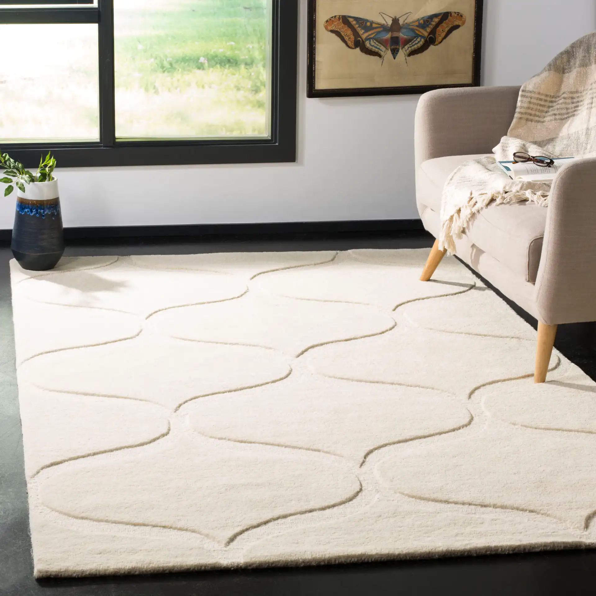 Cambridge Curved Lattice Hand-Tufted Wool Rug in Ivory in a styled room