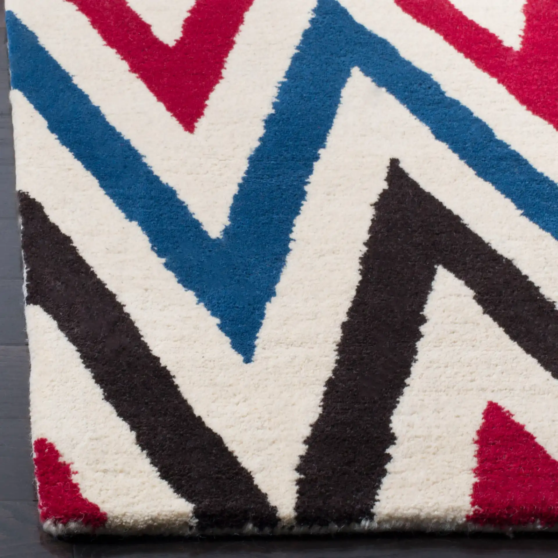 Chatham Sharp Chevron Hand-Tufted Wool Rug in Ivory / Multicolor in a styled room