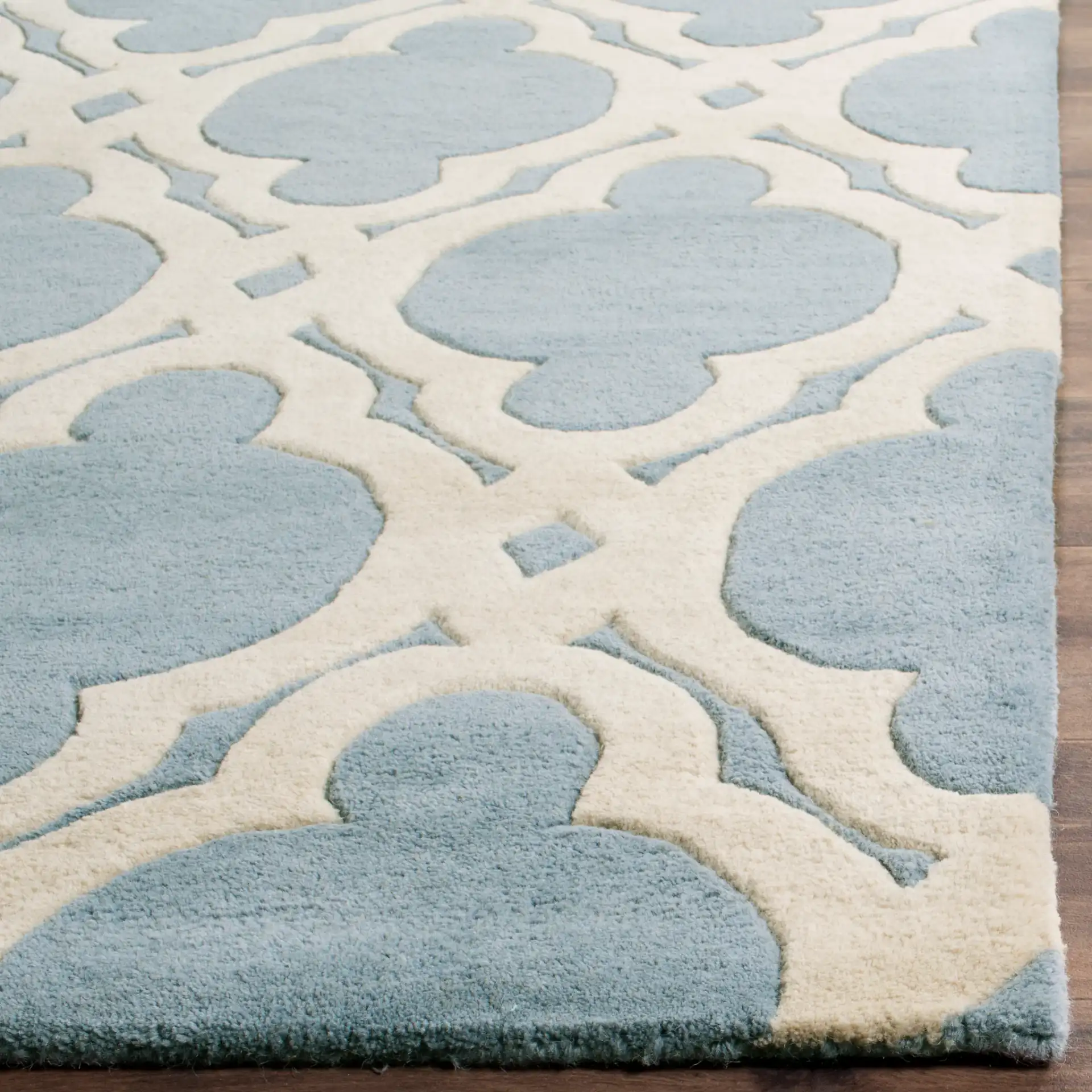 Chatham Moroccan Quatrefoil Hand-Tufted Wool Rug in Blue / Ivory in a styled room