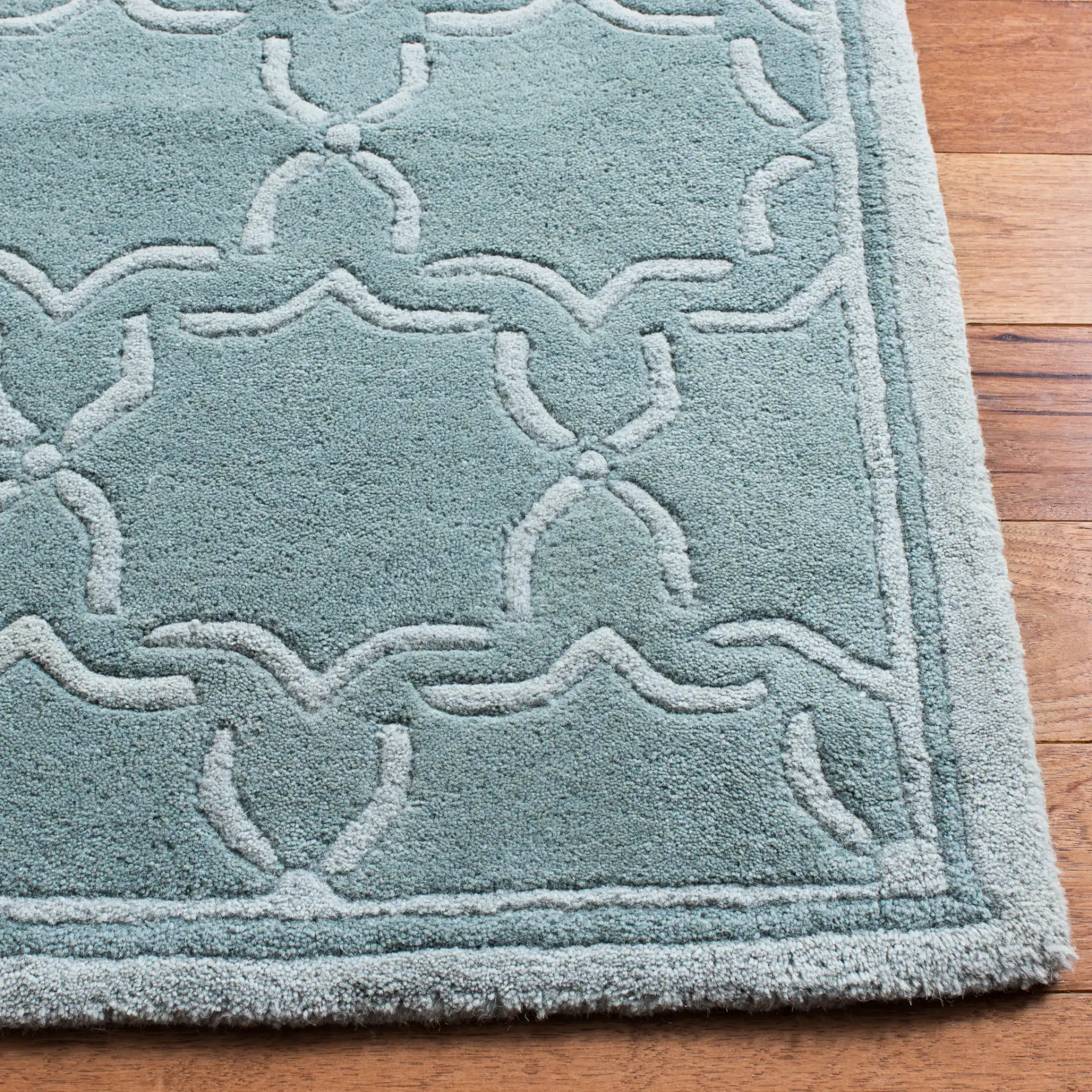 Chatham Interlocking Arch Trellis Hand-Tufted Wool Rug in Gray in a styled room