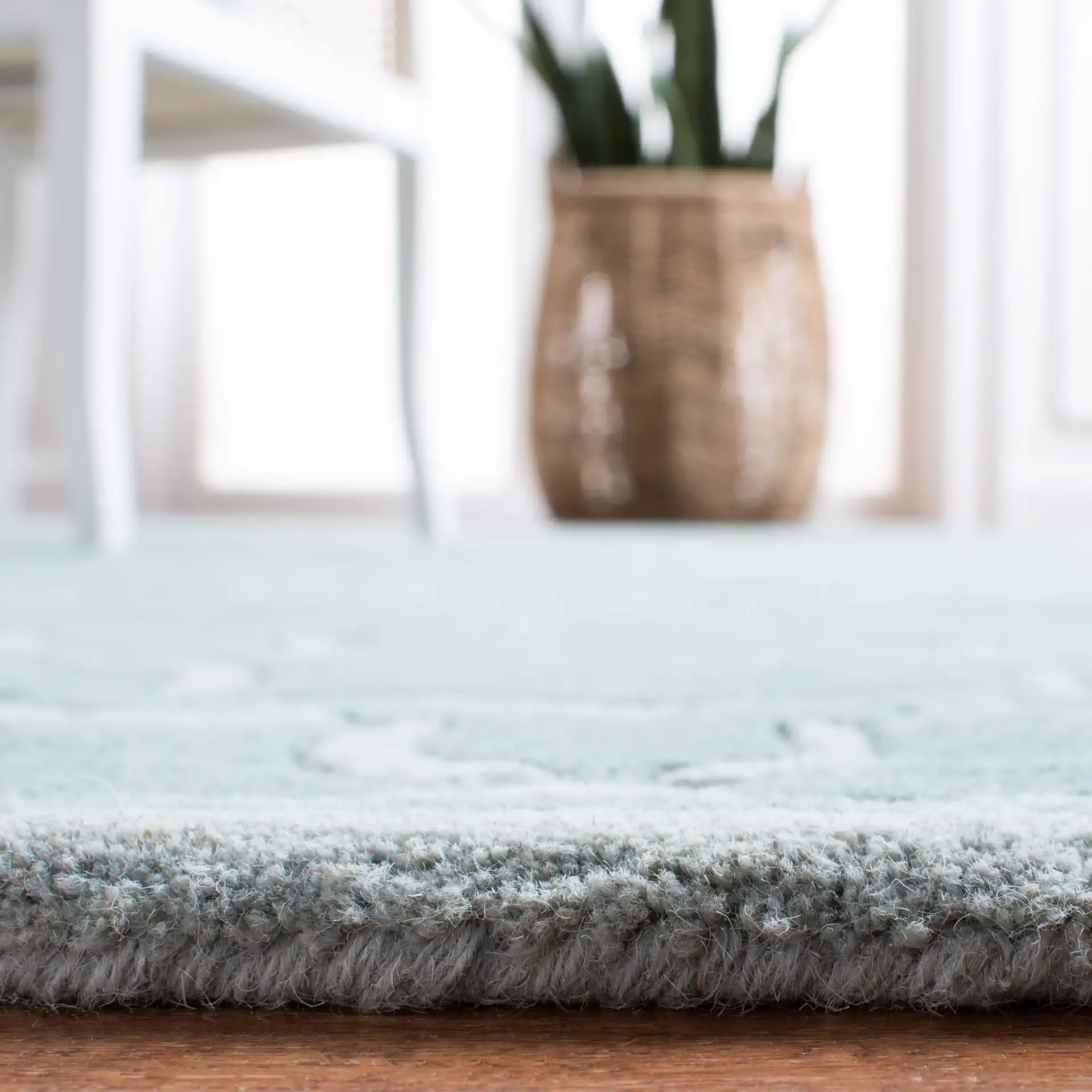 Chatham Interlocking Arch Trellis Hand-Tufted Wool Rug in Gray in a styled room