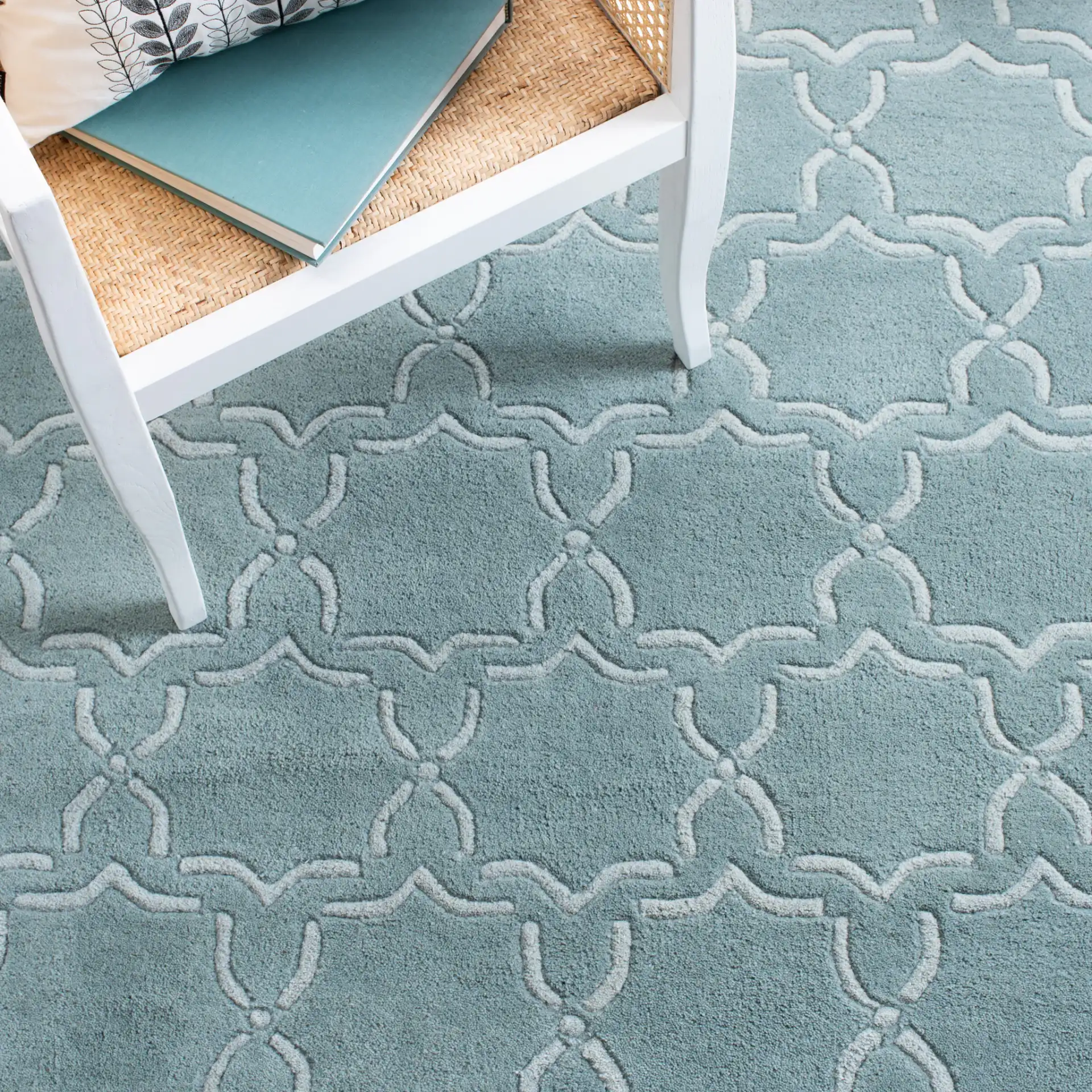 Chatham Interlocking Arch Trellis Hand-Tufted Wool Rug in Gray in a styled room