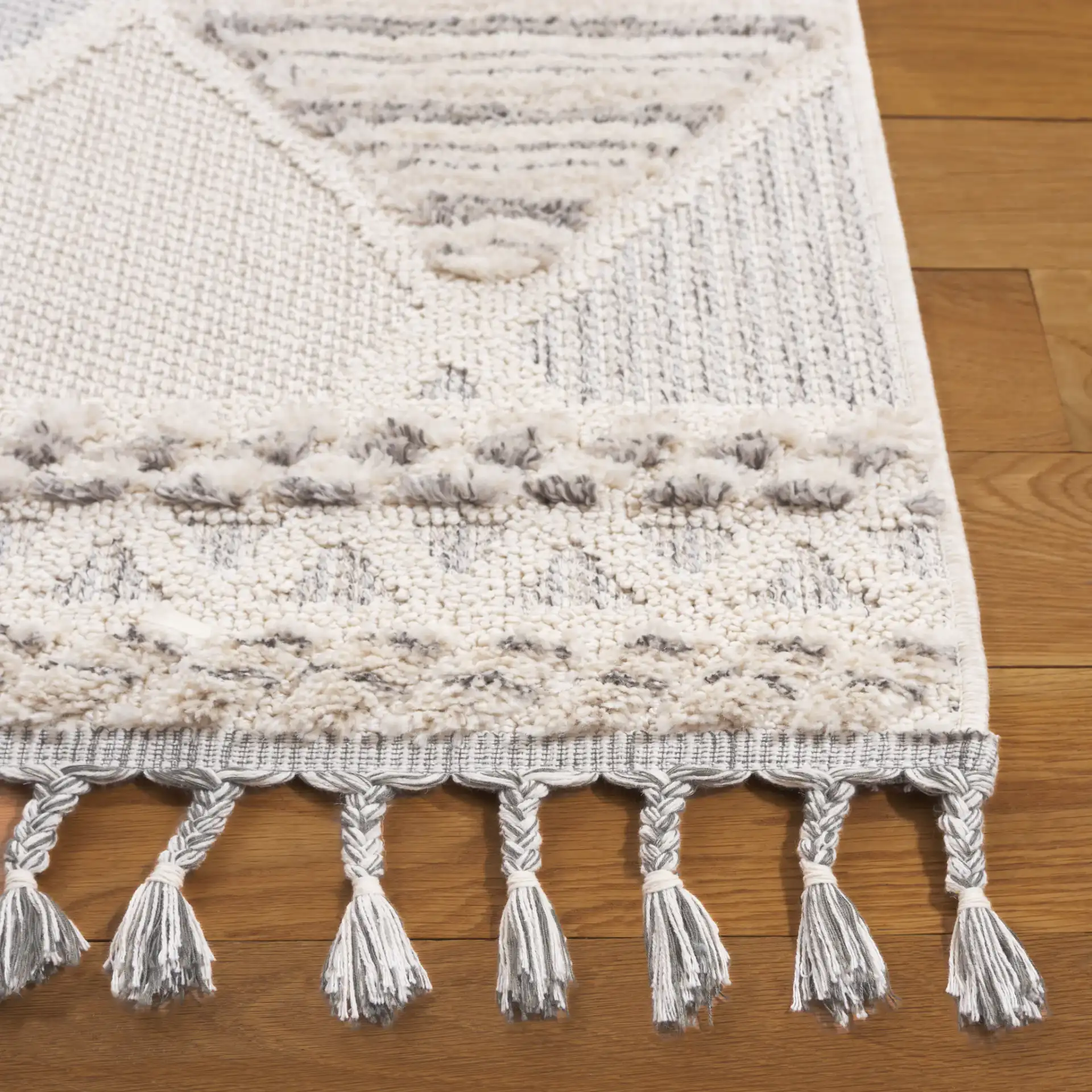 Chloe Diamond Lattice Rug in Ivory / Gray in a styled room