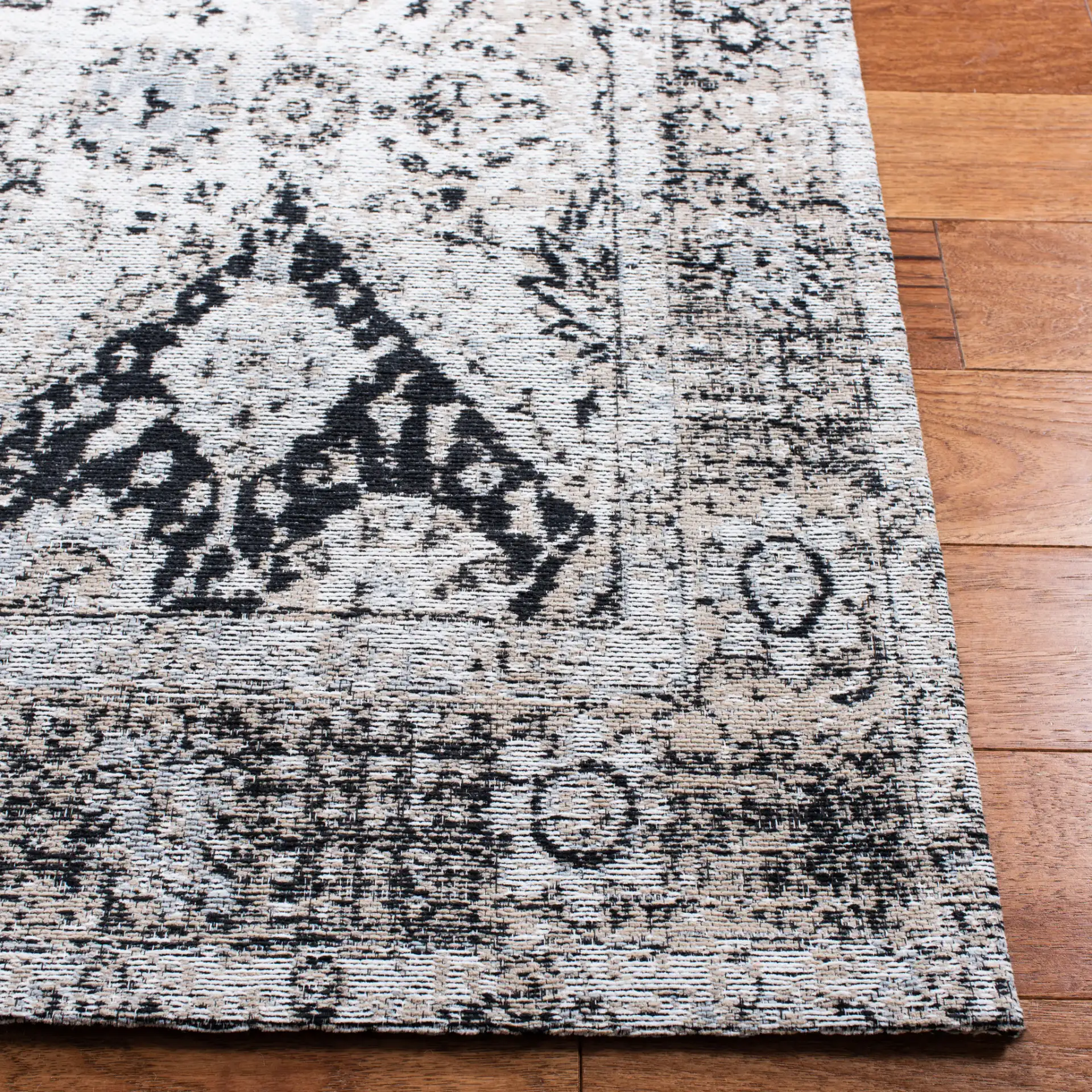 Classic Vintage Distressed Diamond Hand-Loomed Rug in Ivory / Silver in a styled room