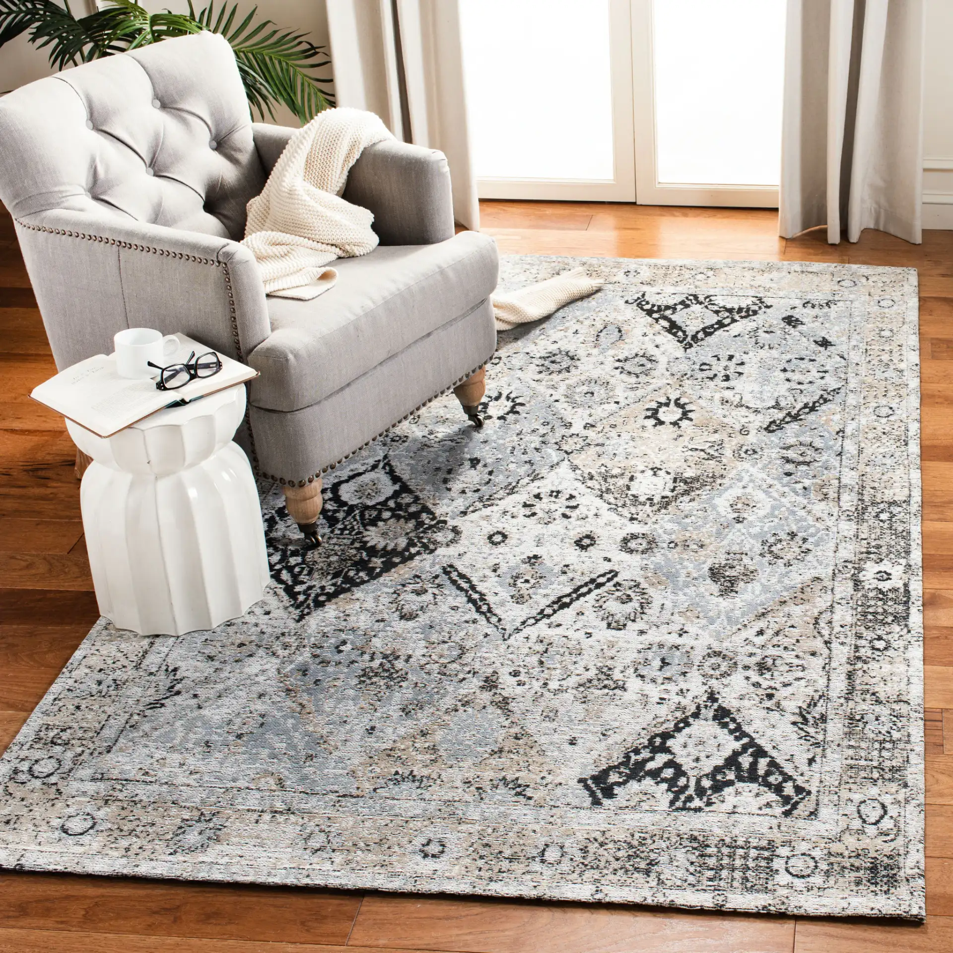 Classic Vintage Distressed Diamond Hand-Loomed Rug in Ivory / Silver in a styled room