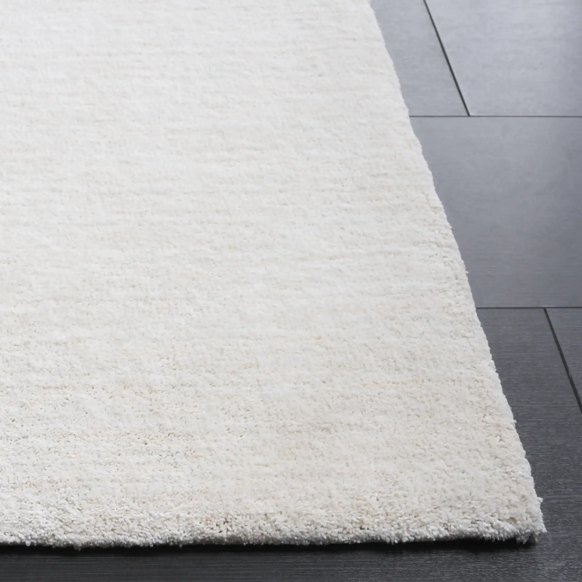 Carmine Ribbed Solid Hand-Tufted Rug in Ivory in a styled room