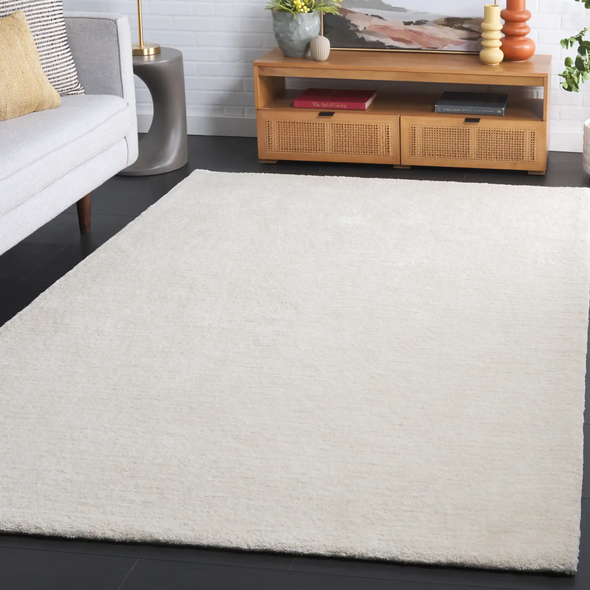 Carmine Ribbed Solid Hand-Tufted Rug in Ivory in a styled room