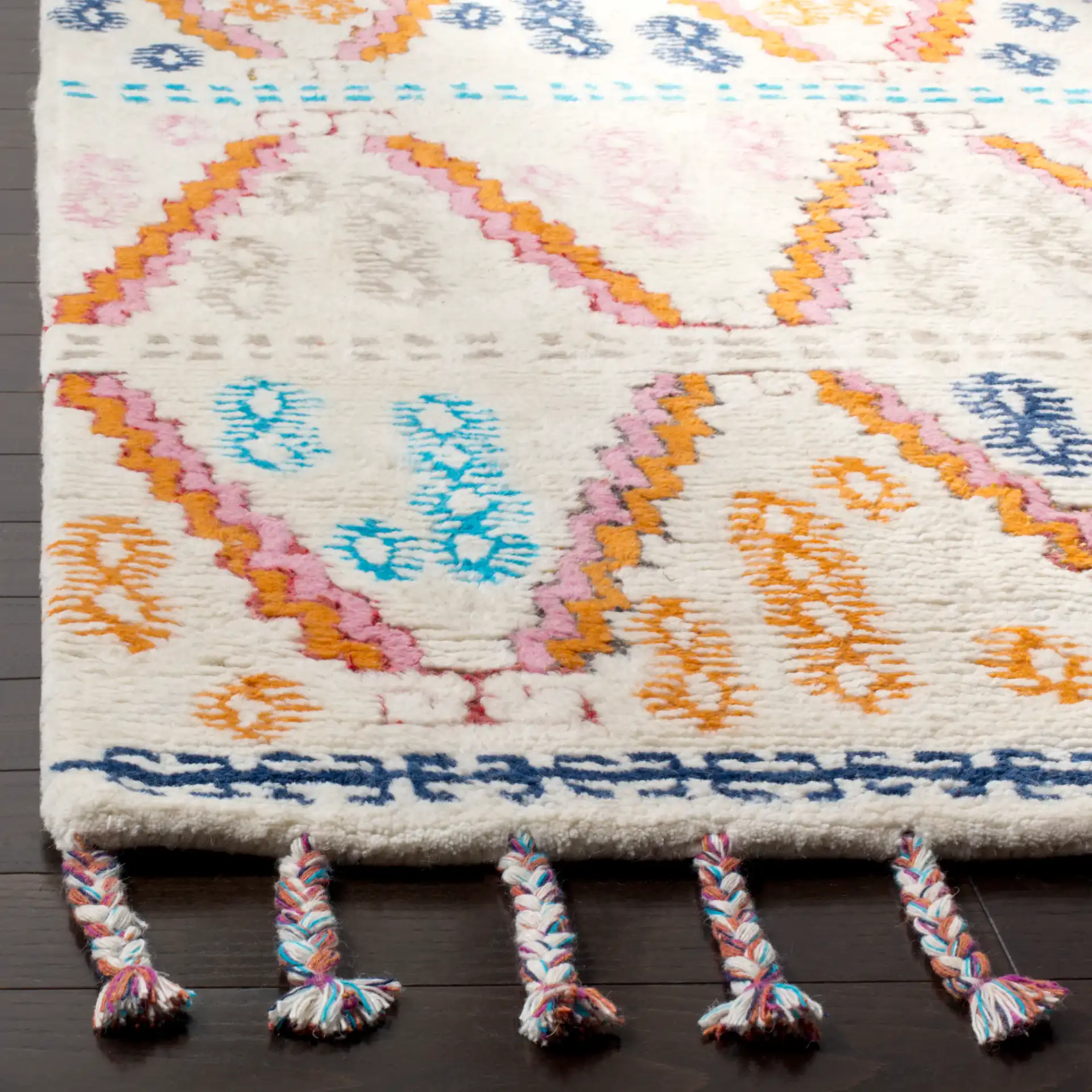 Casablanca Zigzag Hand-Tufted Shag Rug in Ivory / Multicolor in a styled room
