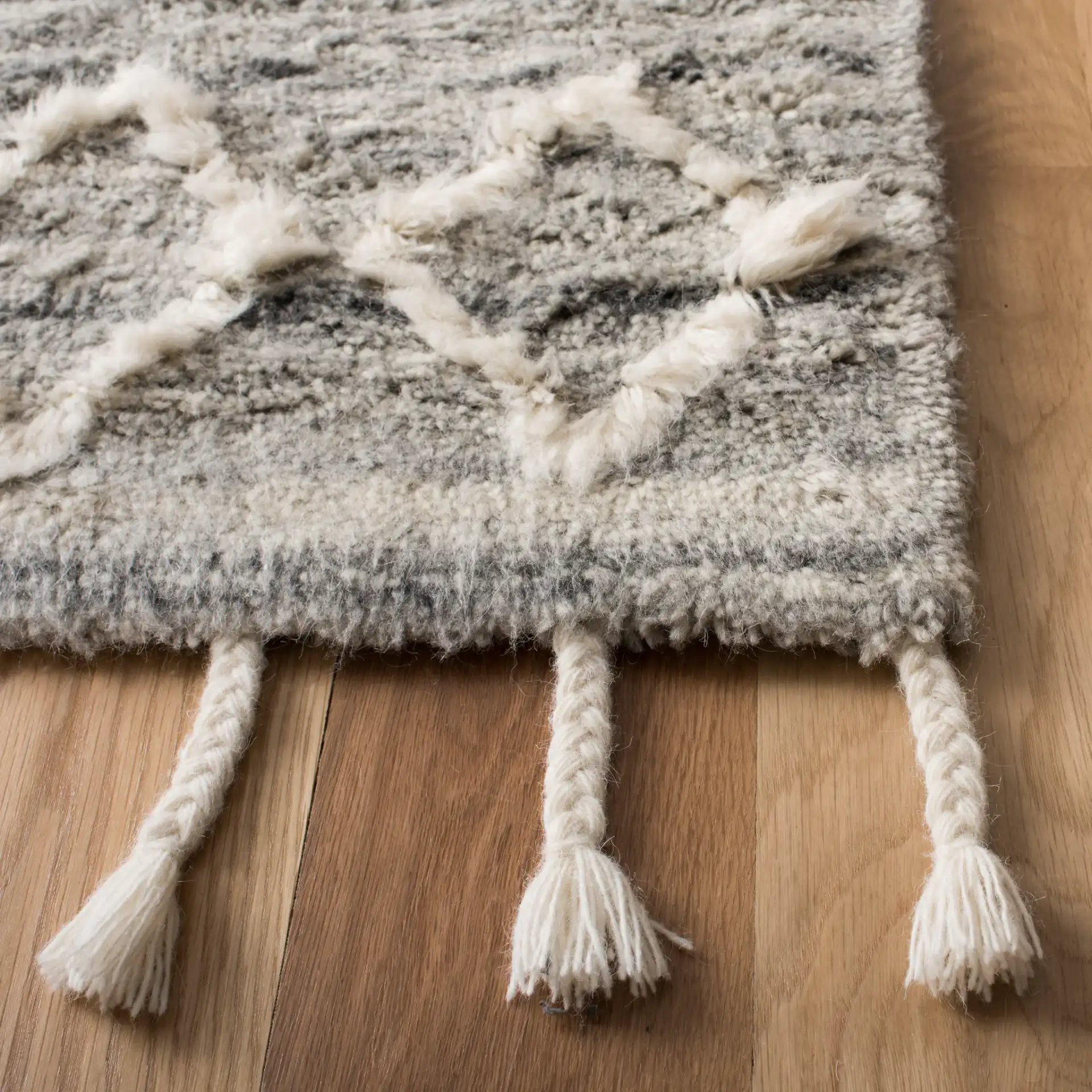 Casablanca Abrash Floating Diamond Hand-Tufted Wool Rug in Gray / Ivory in a styled room
