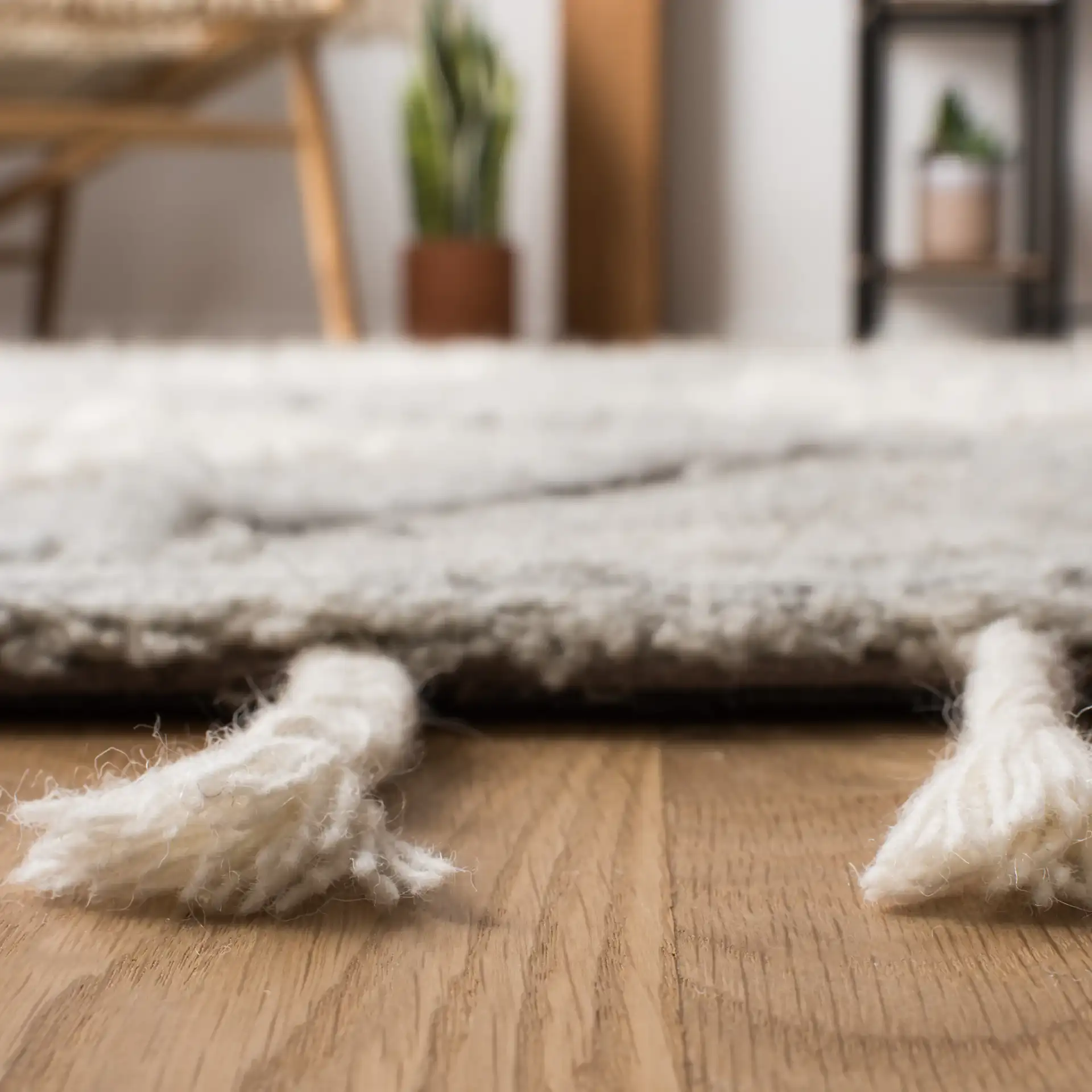 Casablanca Abrash Floating Diamond Hand-Tufted Wool Rug in Gray / Ivory in a styled room