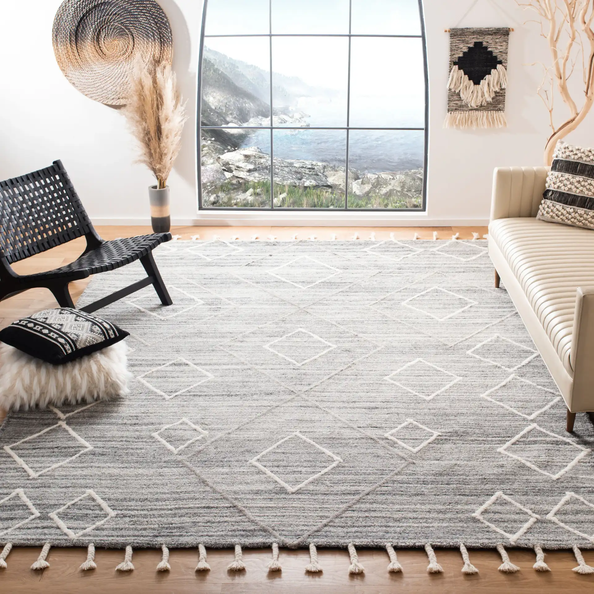 Casablanca Abrash Floating Diamond Hand-Tufted Wool Rug in Gray / Ivory in a styled room