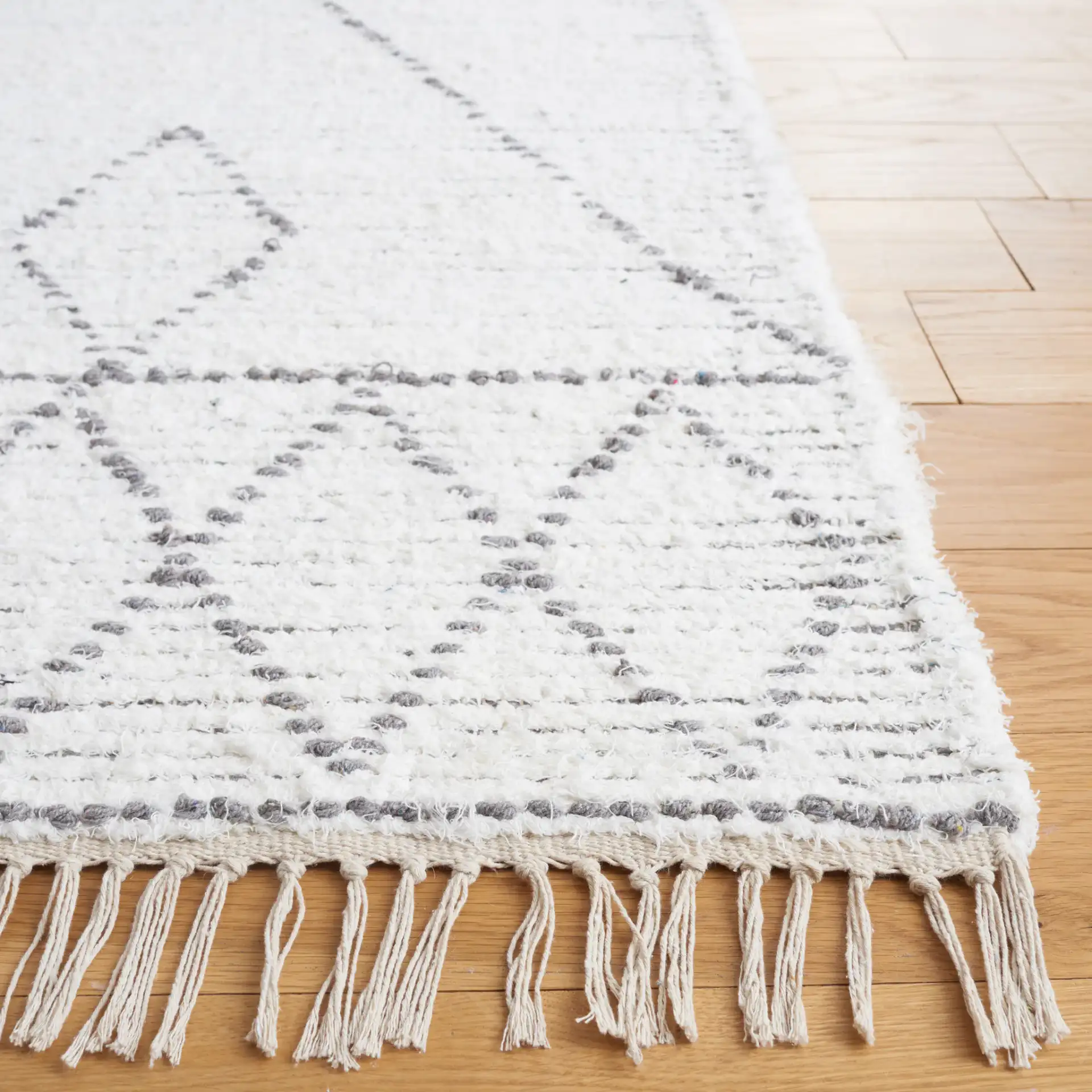 Casablanca Diamond Lattice Hand-Woven Cotton Rug in Ivory / Gray in a styled room