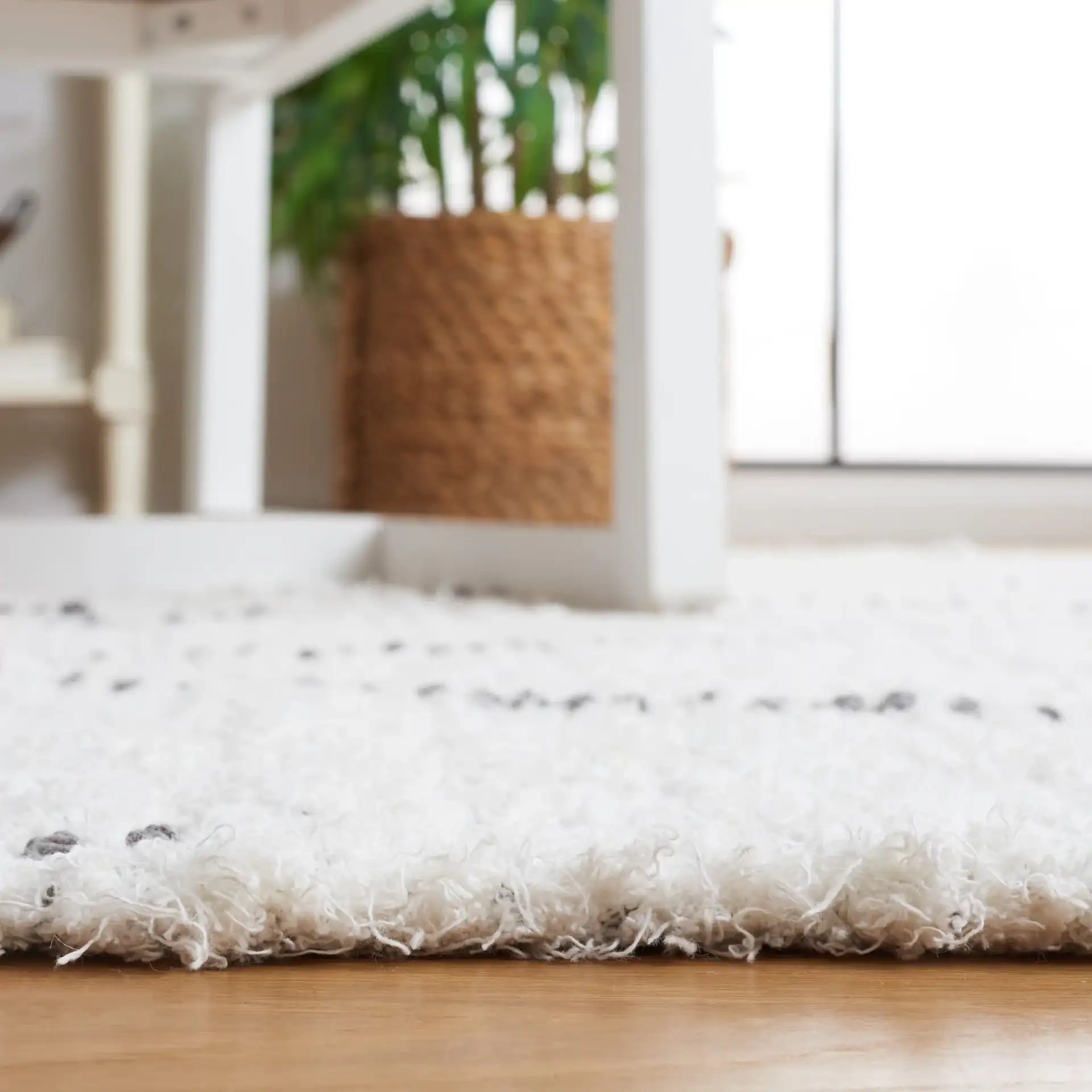 Casablanca Diamond Lattice Hand-Woven Cotton Rug in Ivory / Gray in a styled room