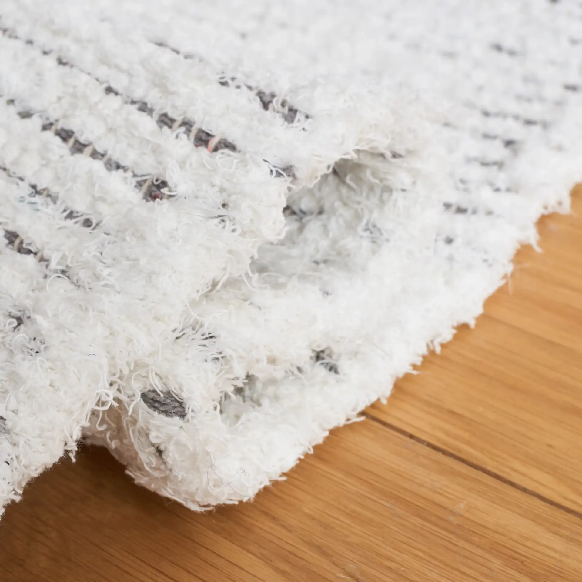 Casablanca Diamond Lattice Hand-Woven Cotton Rug in Ivory / Gray in a styled room