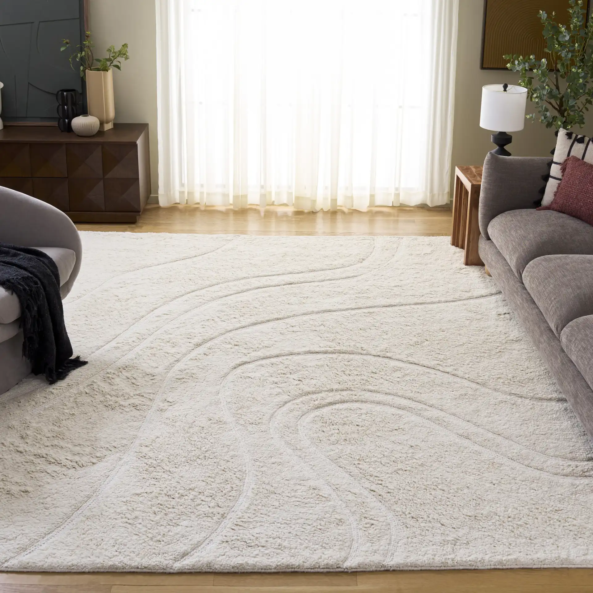Casablanca Carved Wave Hand-Tufted Wool Rug in Ivory in a styled room