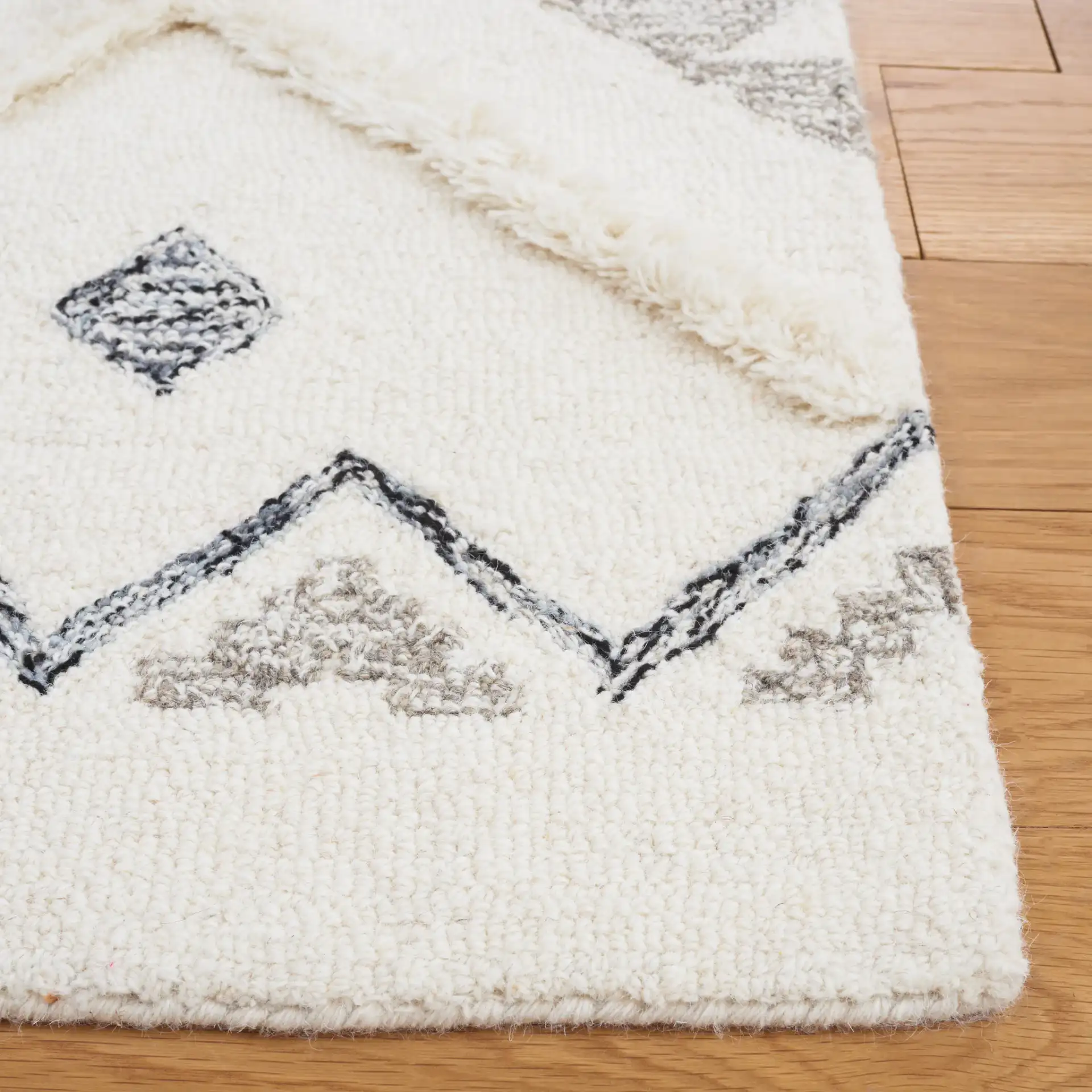 Casablanca Tribal Motif Trellis Hand-Tufted Wool Rug in Ivory / Black in a styled room