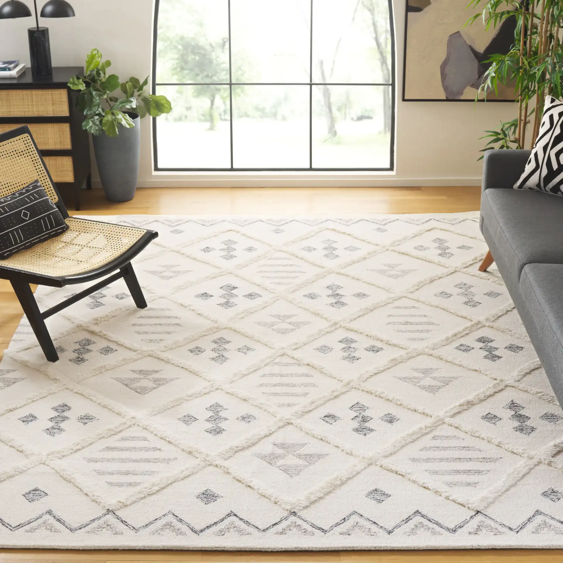 Casablanca Tribal Motif Trellis Hand-Tufted Wool Rug in Ivory / Black in a styled room