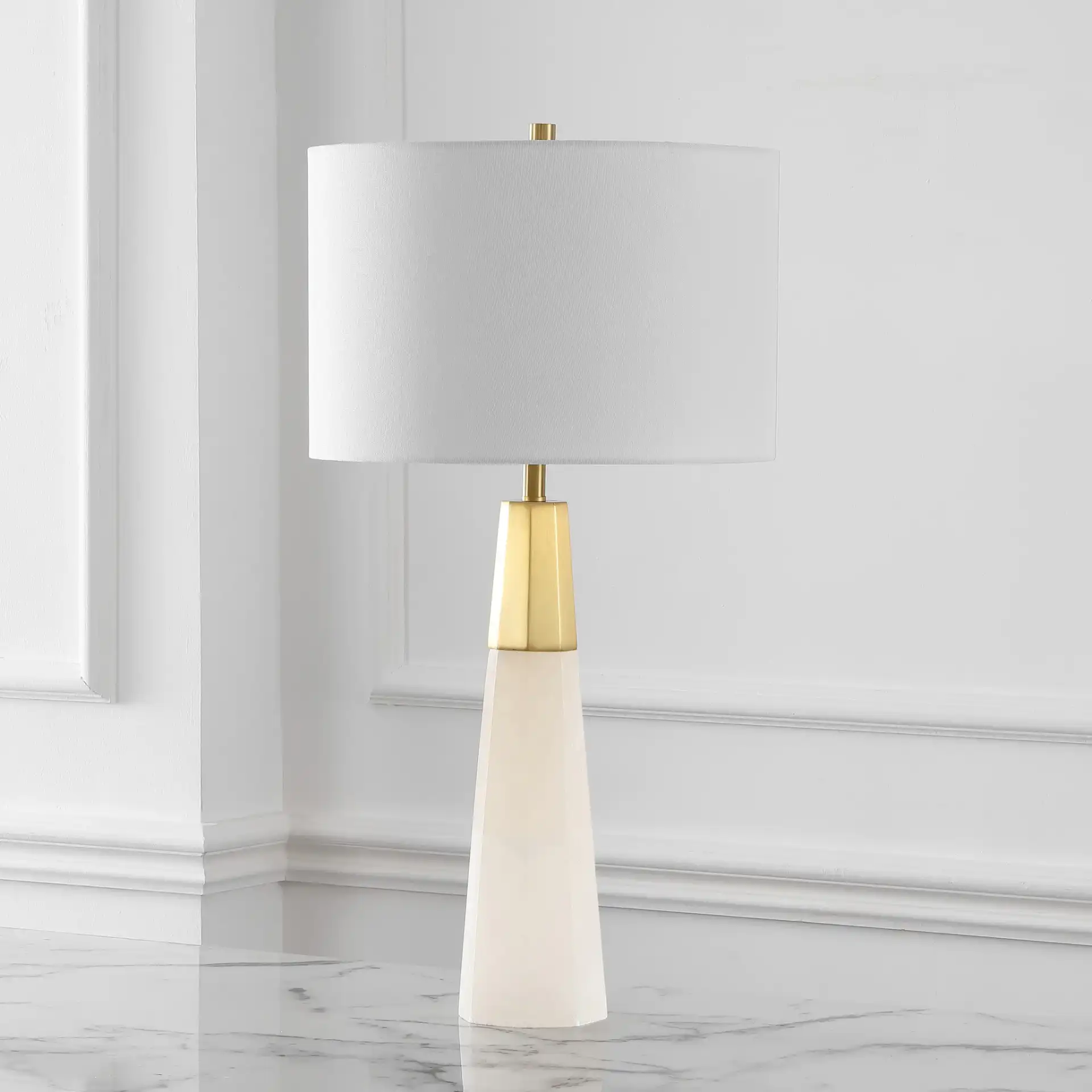 Toto Alabaster Table Lamp in White / Gold, detail view