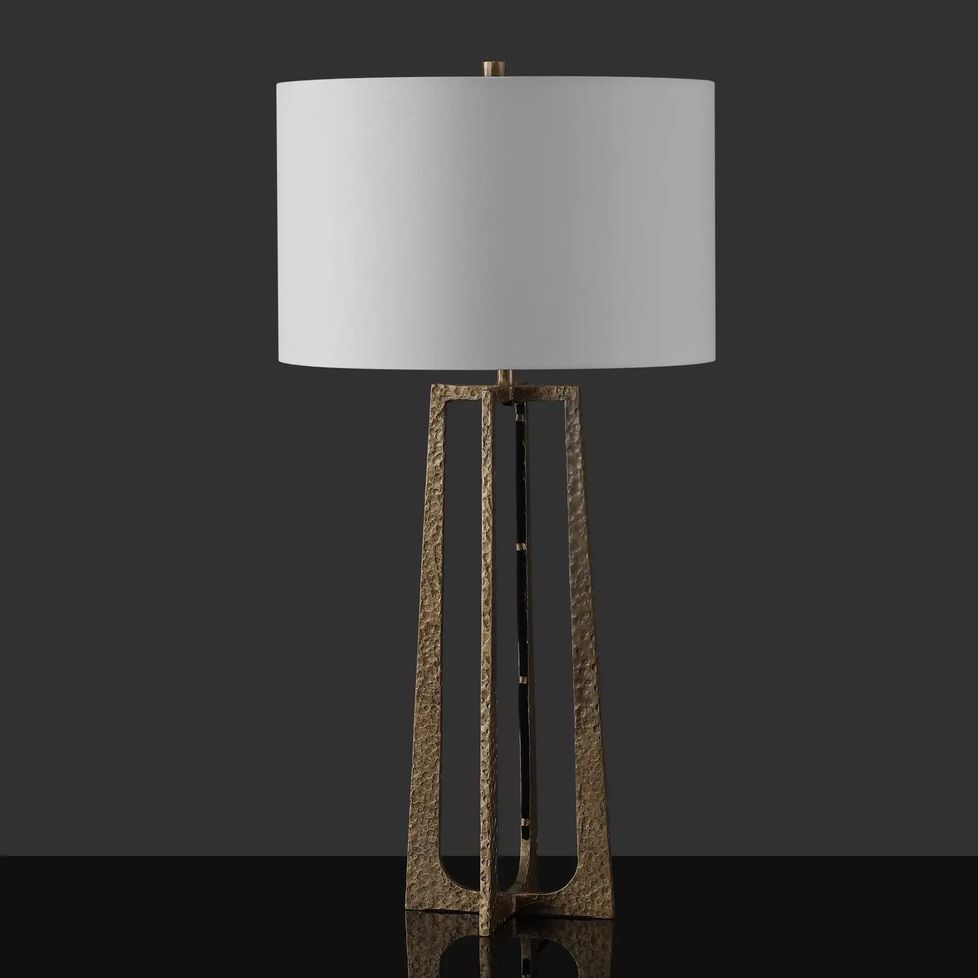 Jessa Metal Base Table Lamp in Black / White, detail view