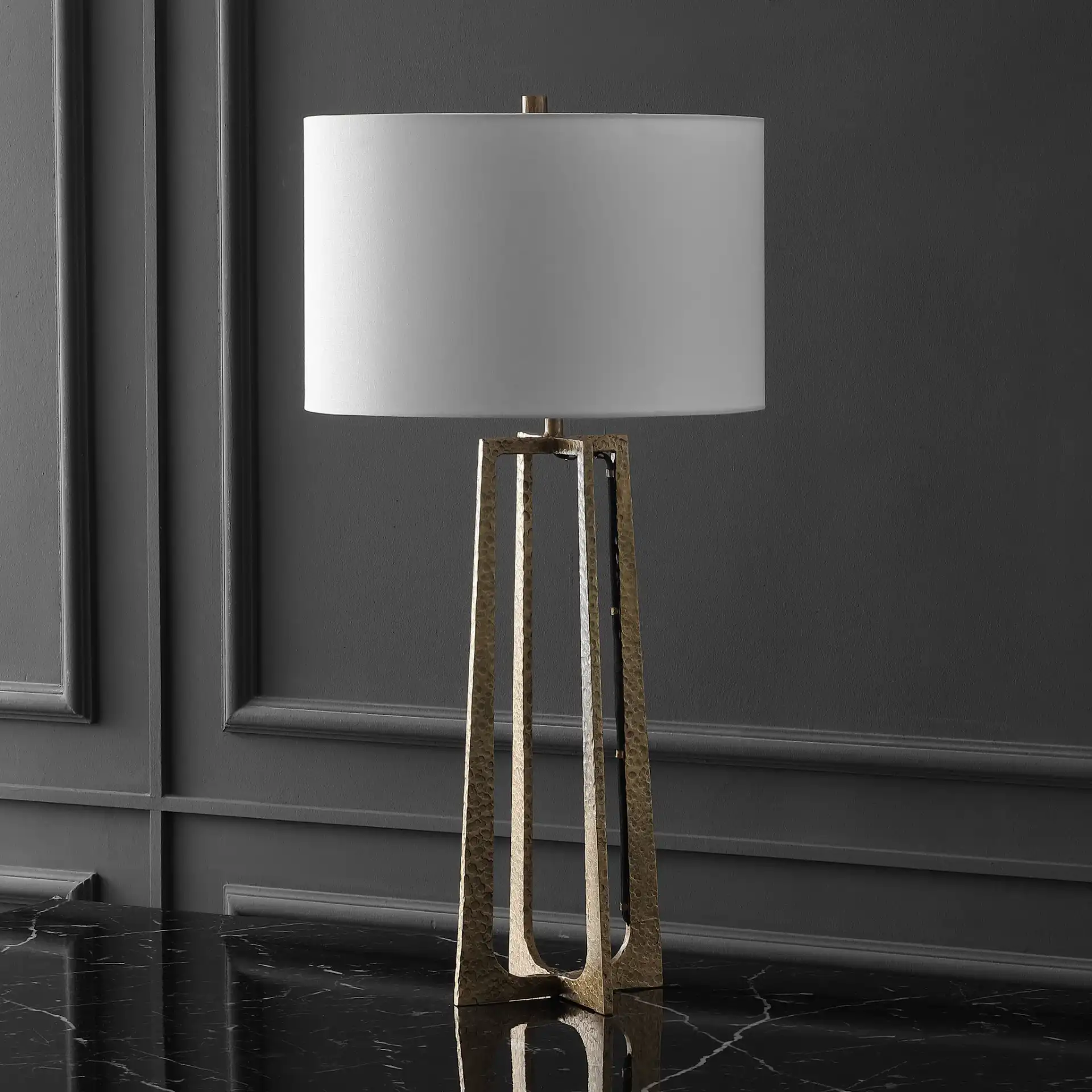 Jessa Metal Base Table Lamp in Black / White, detail view