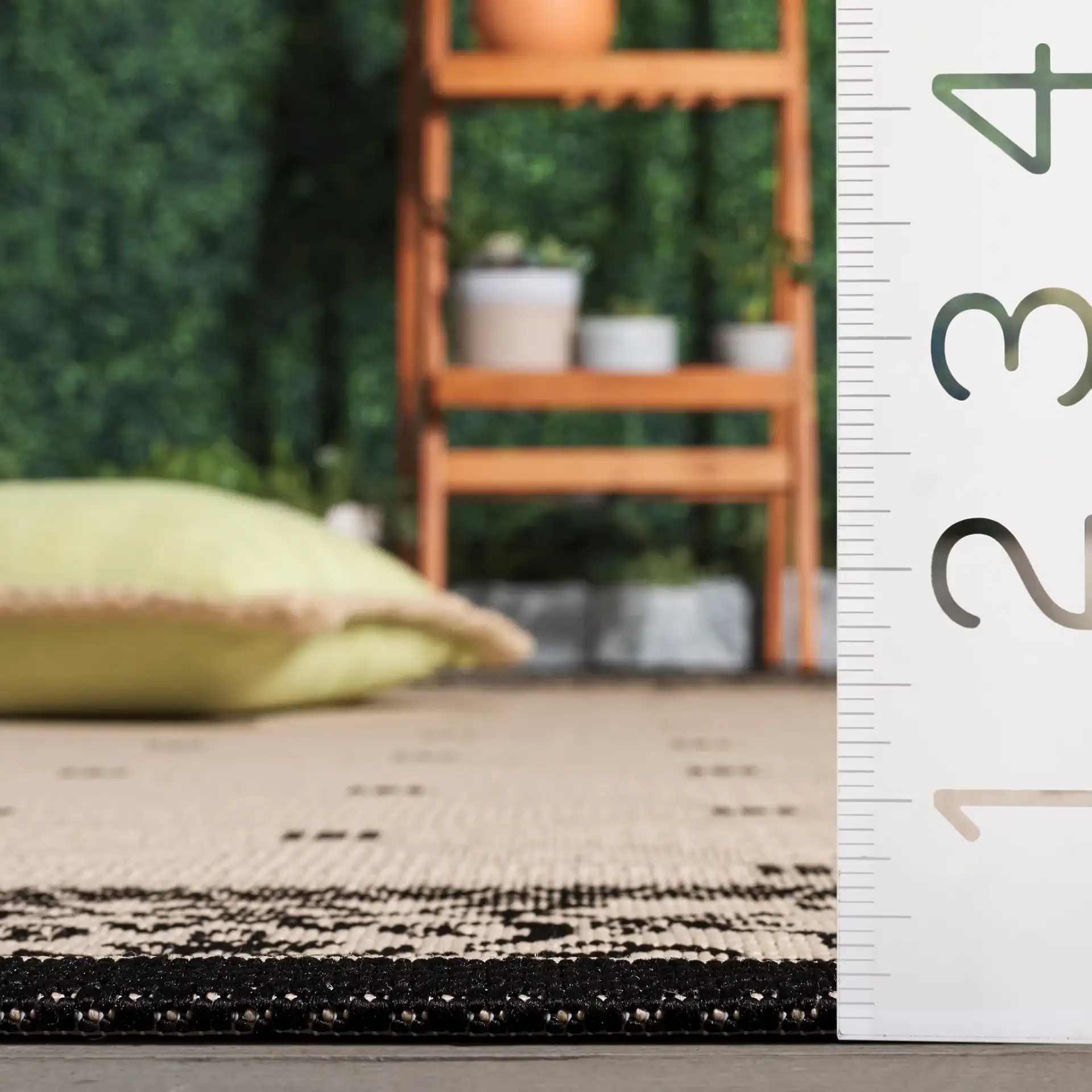 Courtyard Interlocking Ring Bordered Outdoor Rug in Sand / Black