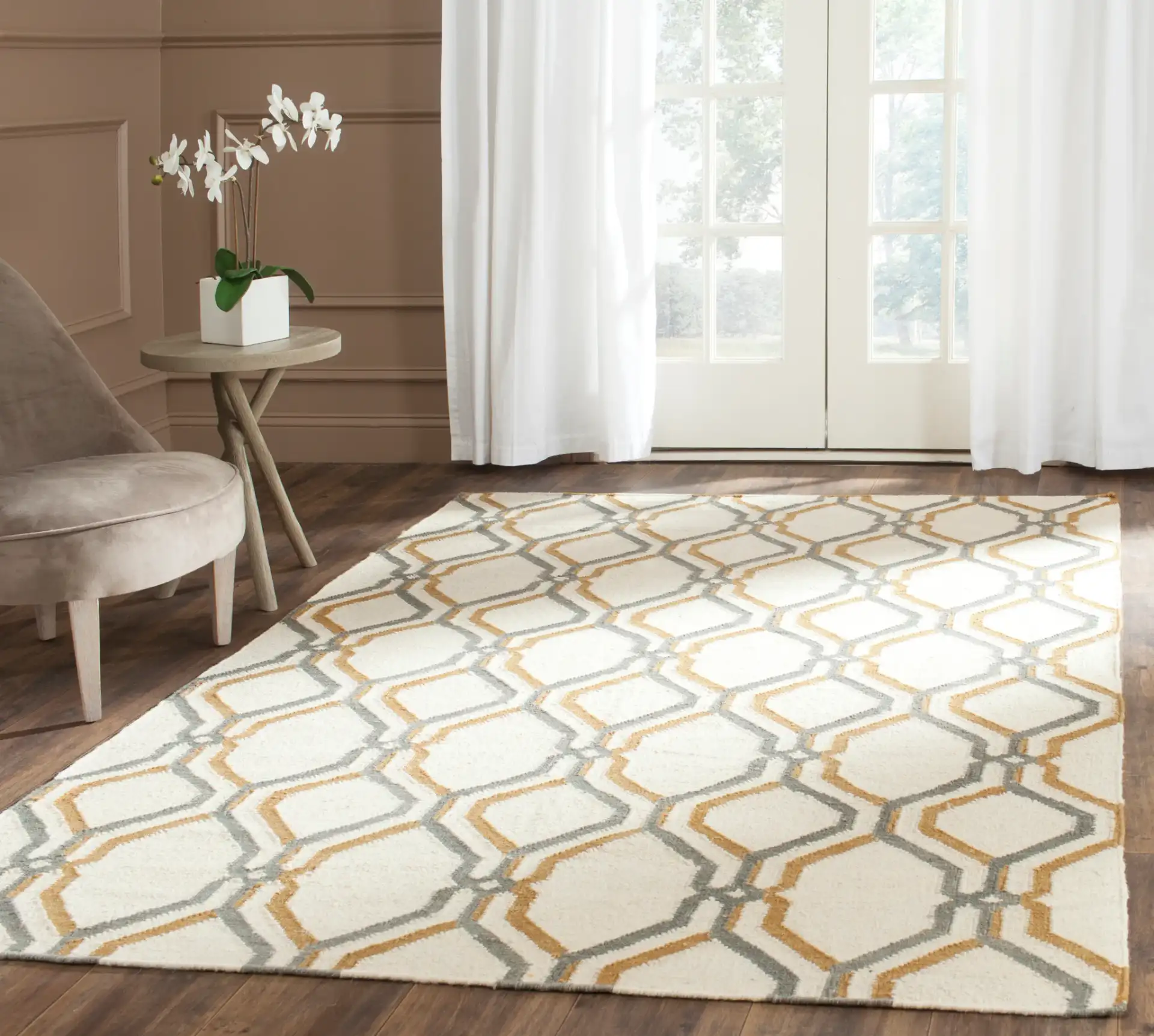 Dhurries Interlocking Lattice Hand-Woven Wool Rug in Ivory / Black in a styled room