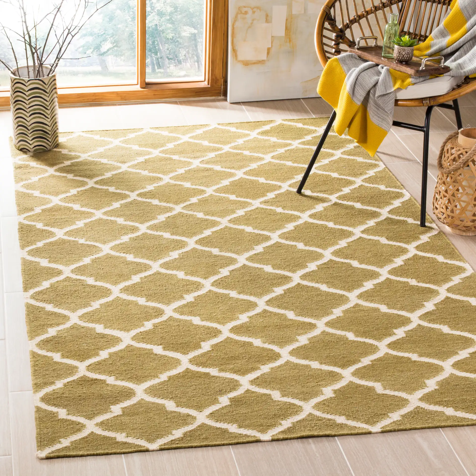 Dhurries Ogee Trellis Hand-Woven Wool Rug in Green / Ivory in a styled room