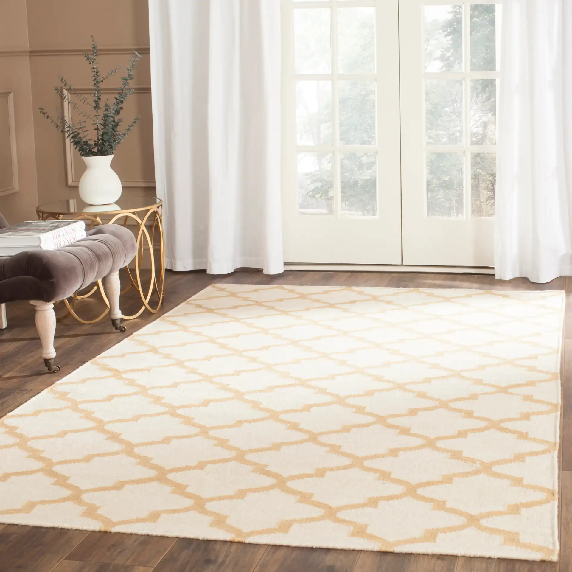 Dhurries Ogee Trellis Hand-Woven Wool Rug in Ivory / Gold in a styled room