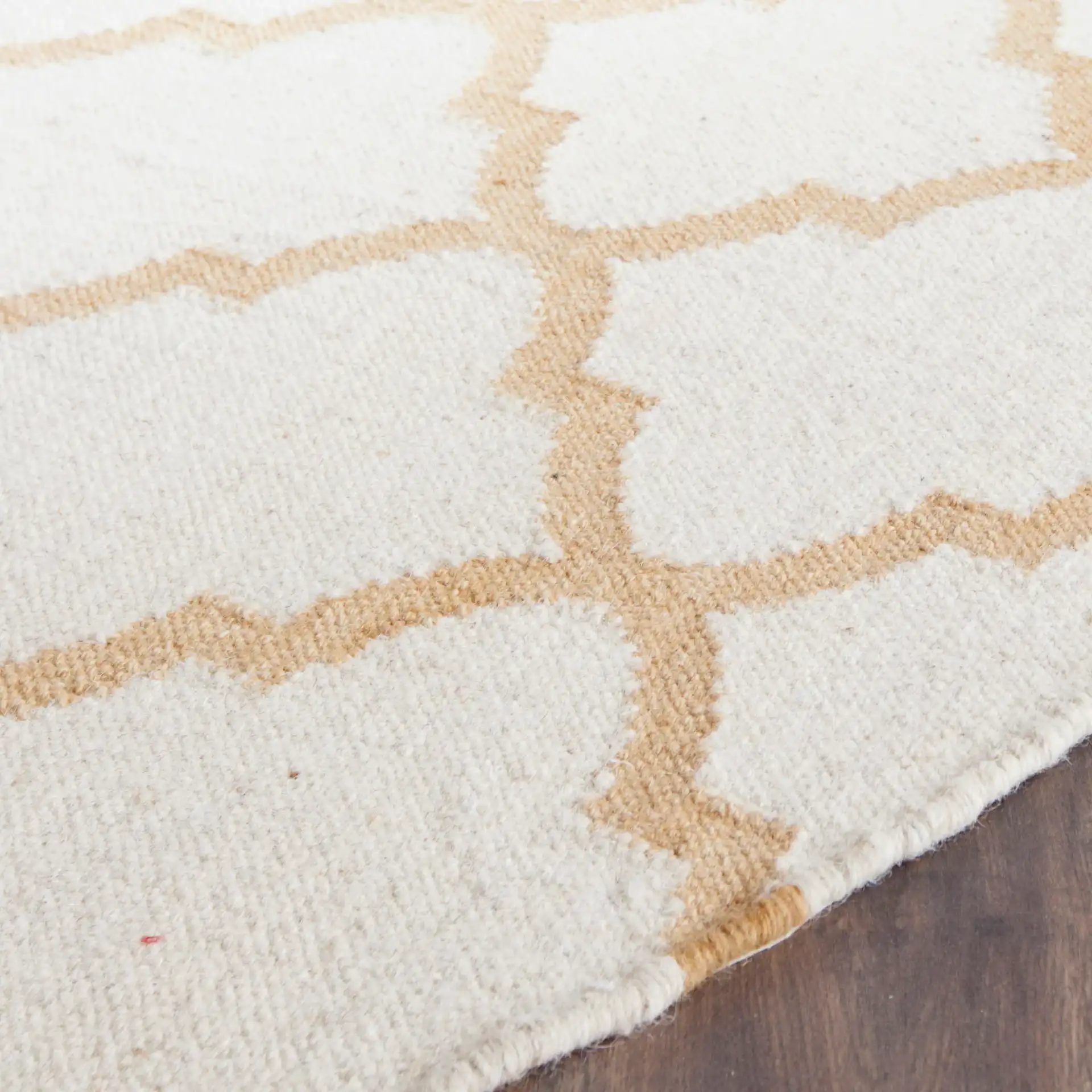 Dhurries Ogee Trellis Hand-Woven Wool Rug in Ivory / Gold in a styled room