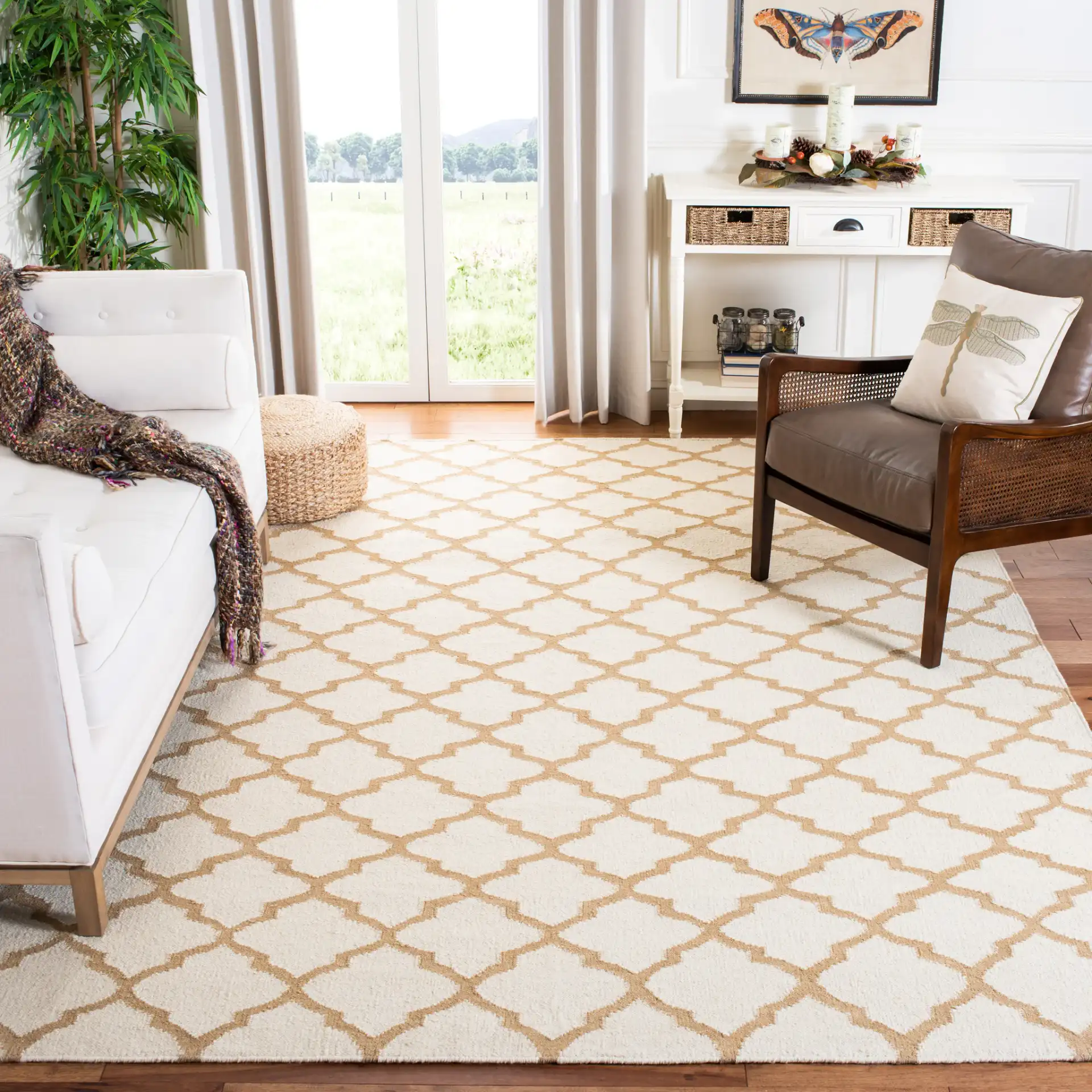 Dhurries Ogee Trellis Hand-Woven Wool Rug in Ivory / Gold in a styled room