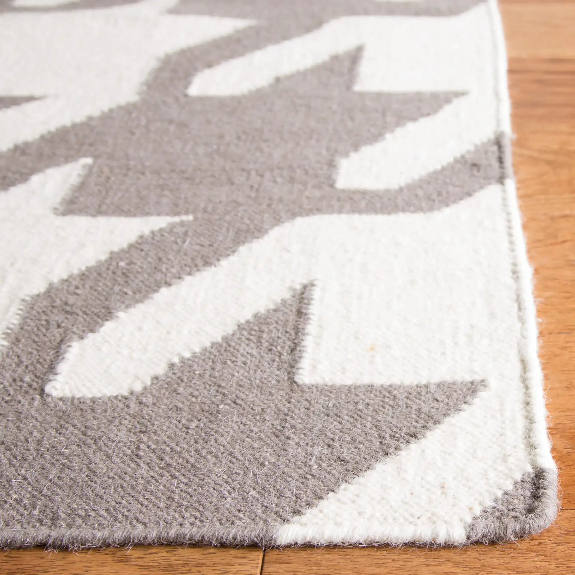 Dhurries Houndstooth Hand-Woven Rug in Gray / Ivory in a styled room